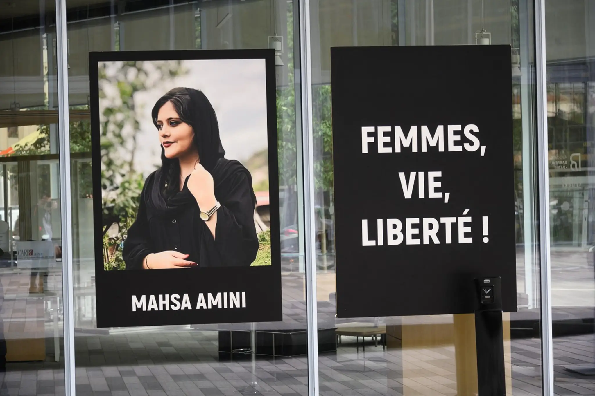 Mahsa Aminiová na plagáte vyzývajúcom na oslobodenie žien.