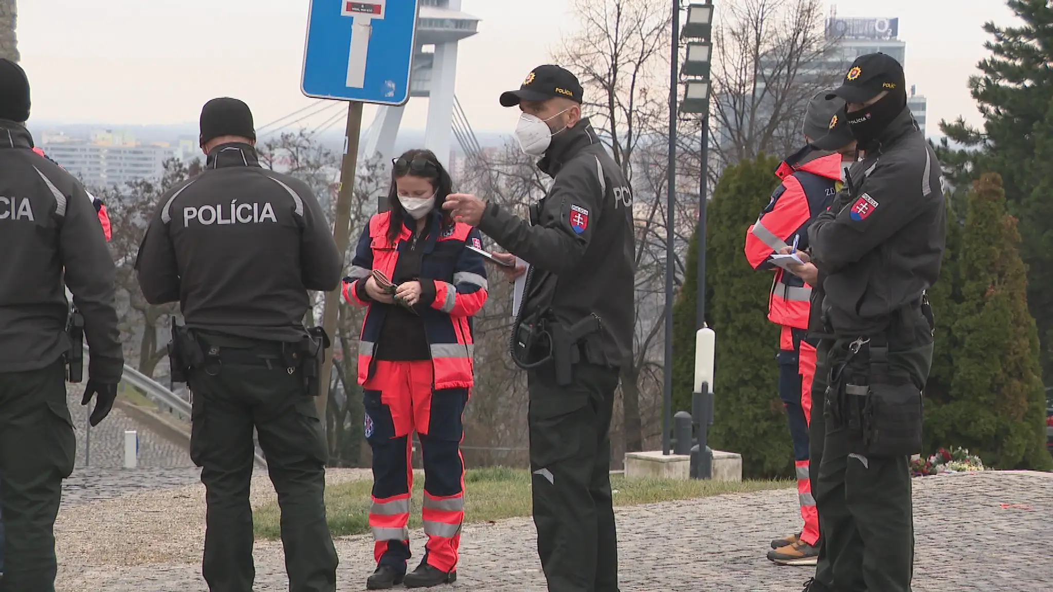 Záchranári počas protestu pred parlamentom.