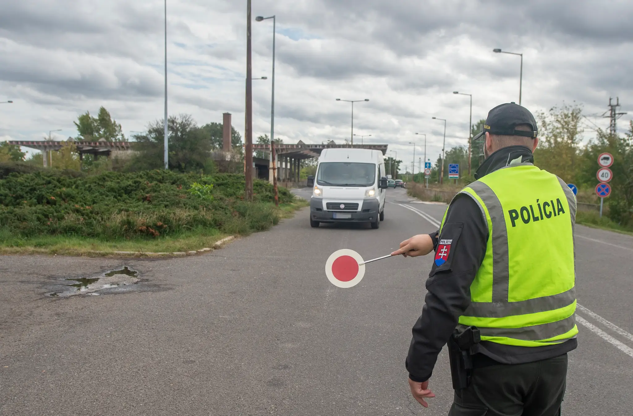 Policajná kontrola na diaľničnom hraničnom priechode Bratislava – Čunovo a Rajka medzi Slovenskom a Maďarskom.