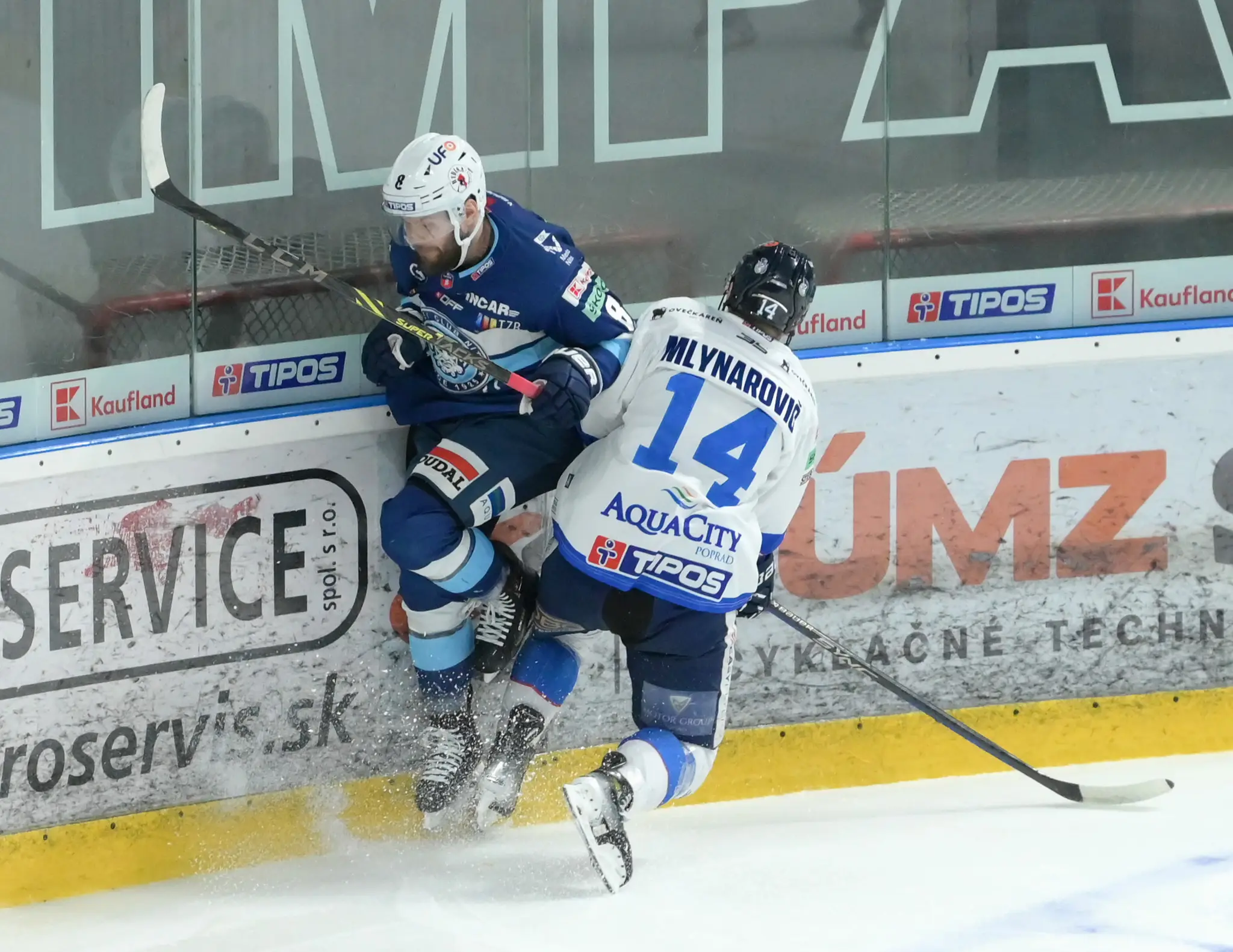 Na snímke zľava Mikko Kousa (Nitra) a Samuel Mlynarovič (Poprad).