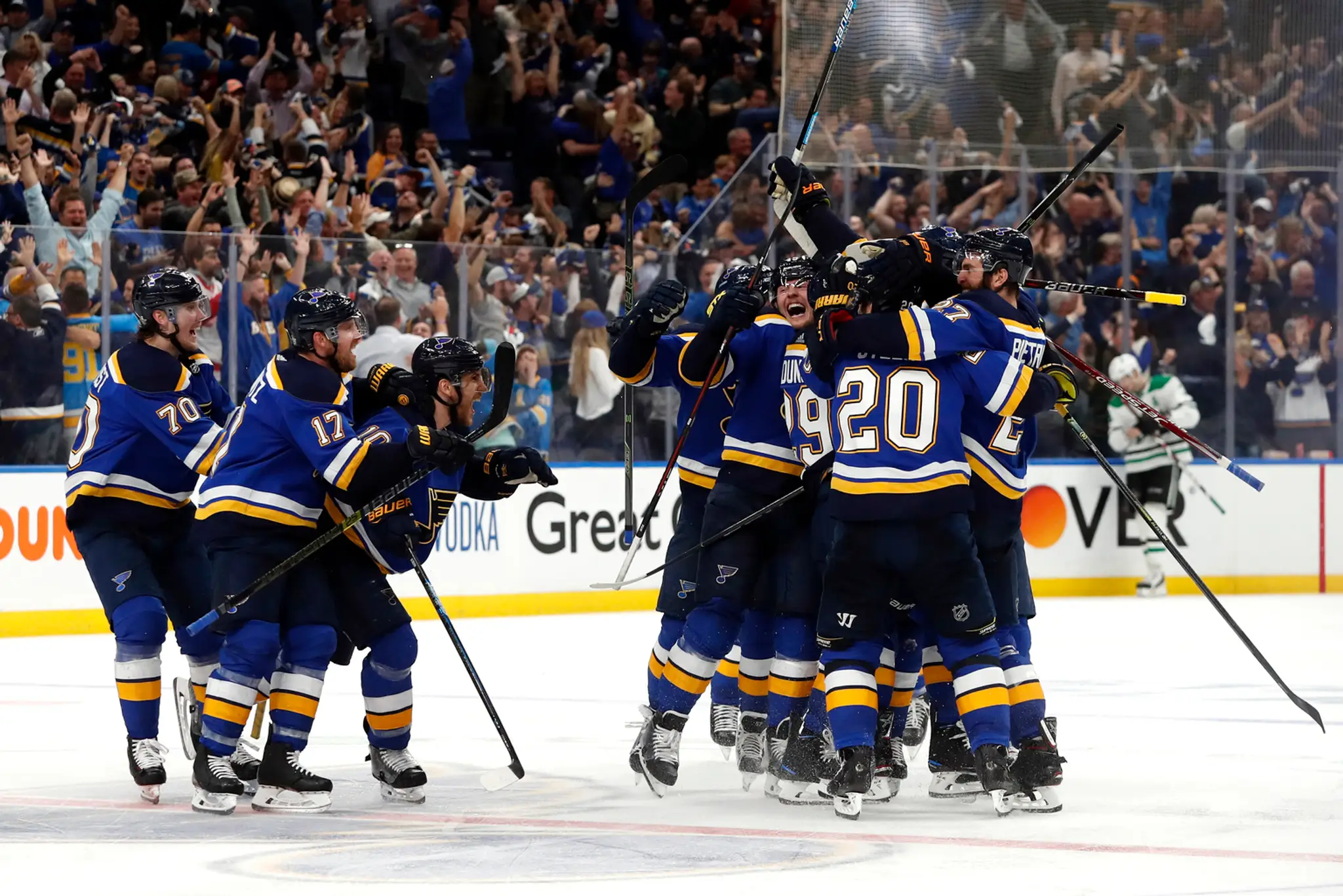 Alex Pietrangelo zo St. Louis oslavuje so spoluhráčmi gól v 2. kole play off proti Dallasu.