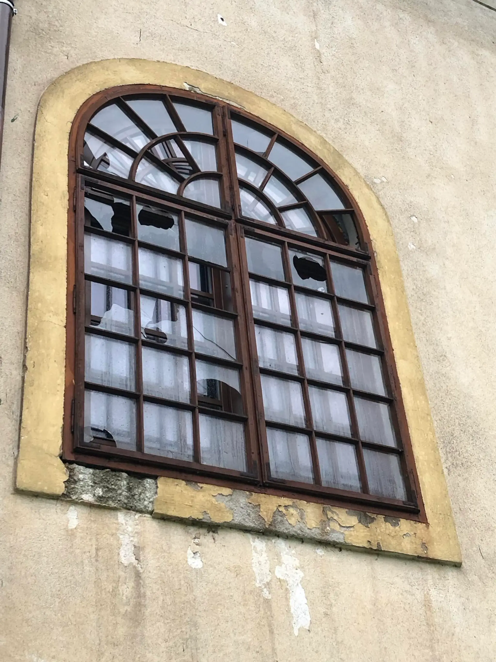 Rozbité okno na kostole.