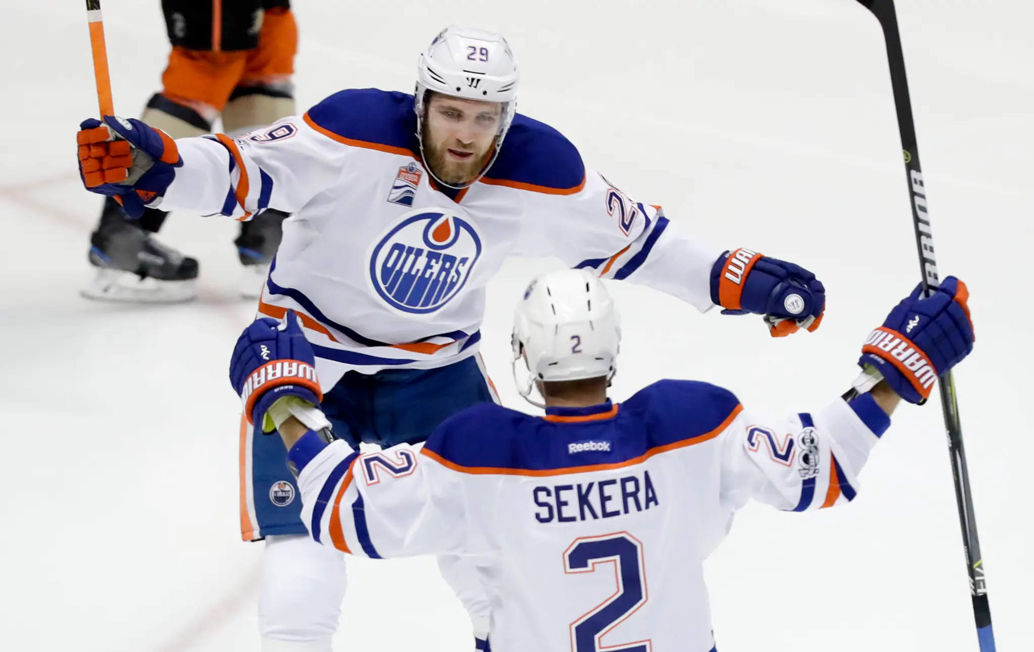 Andrej Sekera otvára skóre druhého zápasu Edmontonu s Anaheimom.