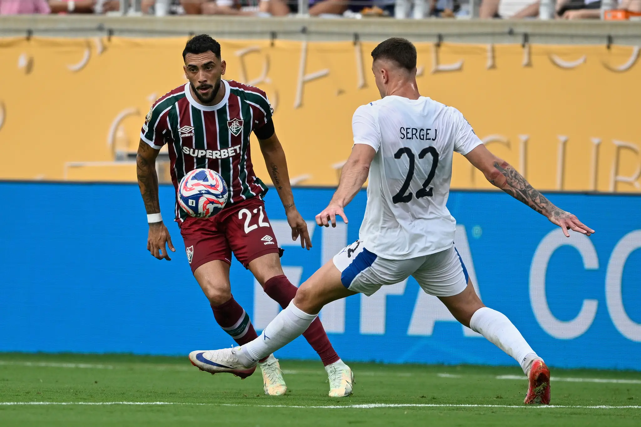 Hráč Juan Pablo Freytes (vľavo) z Fluminense a Sergej Milinkovič-Savič z klubu Al-Hilal.