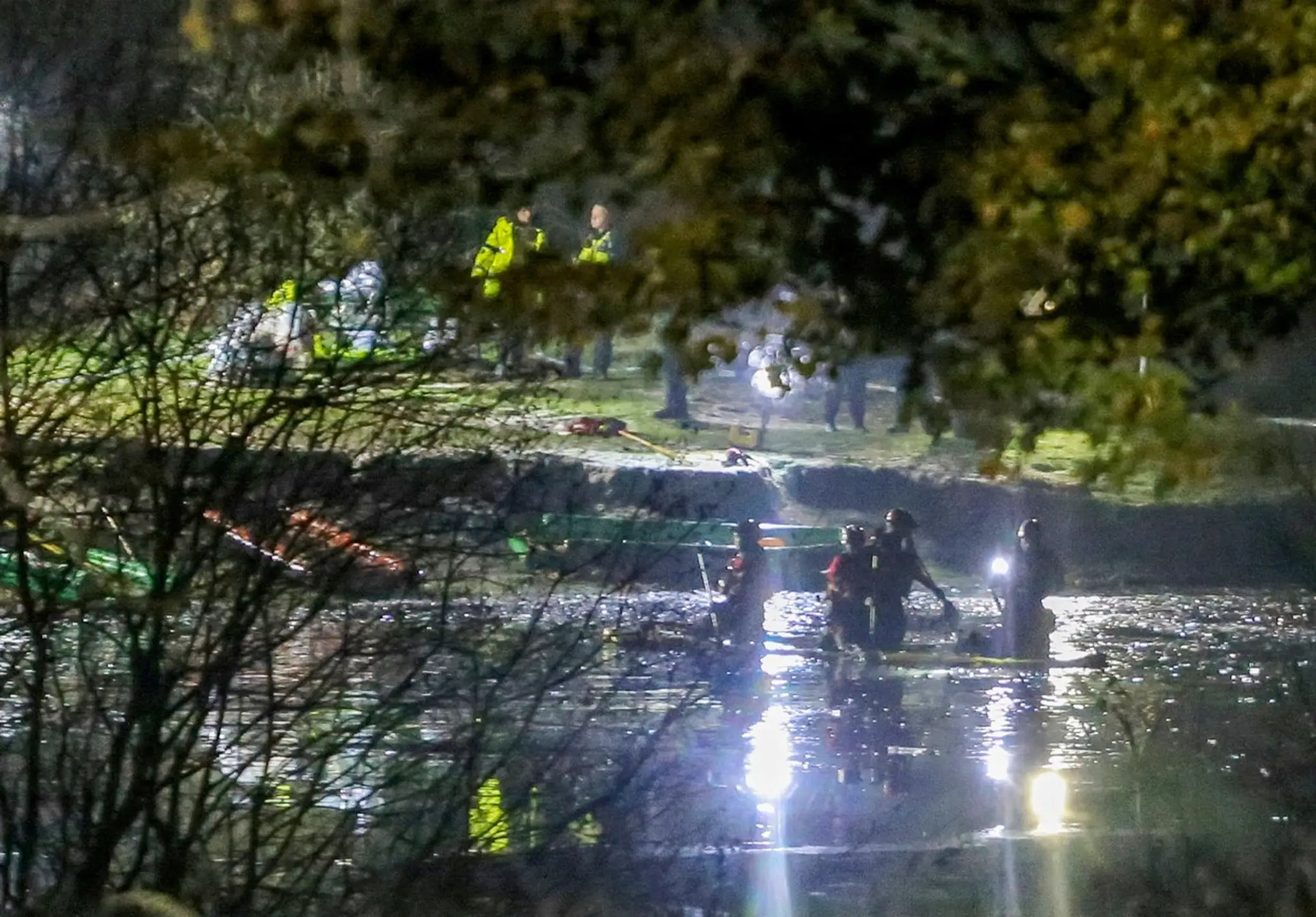 Polícia prehľadáva miesto, kde sa deti prepadli.