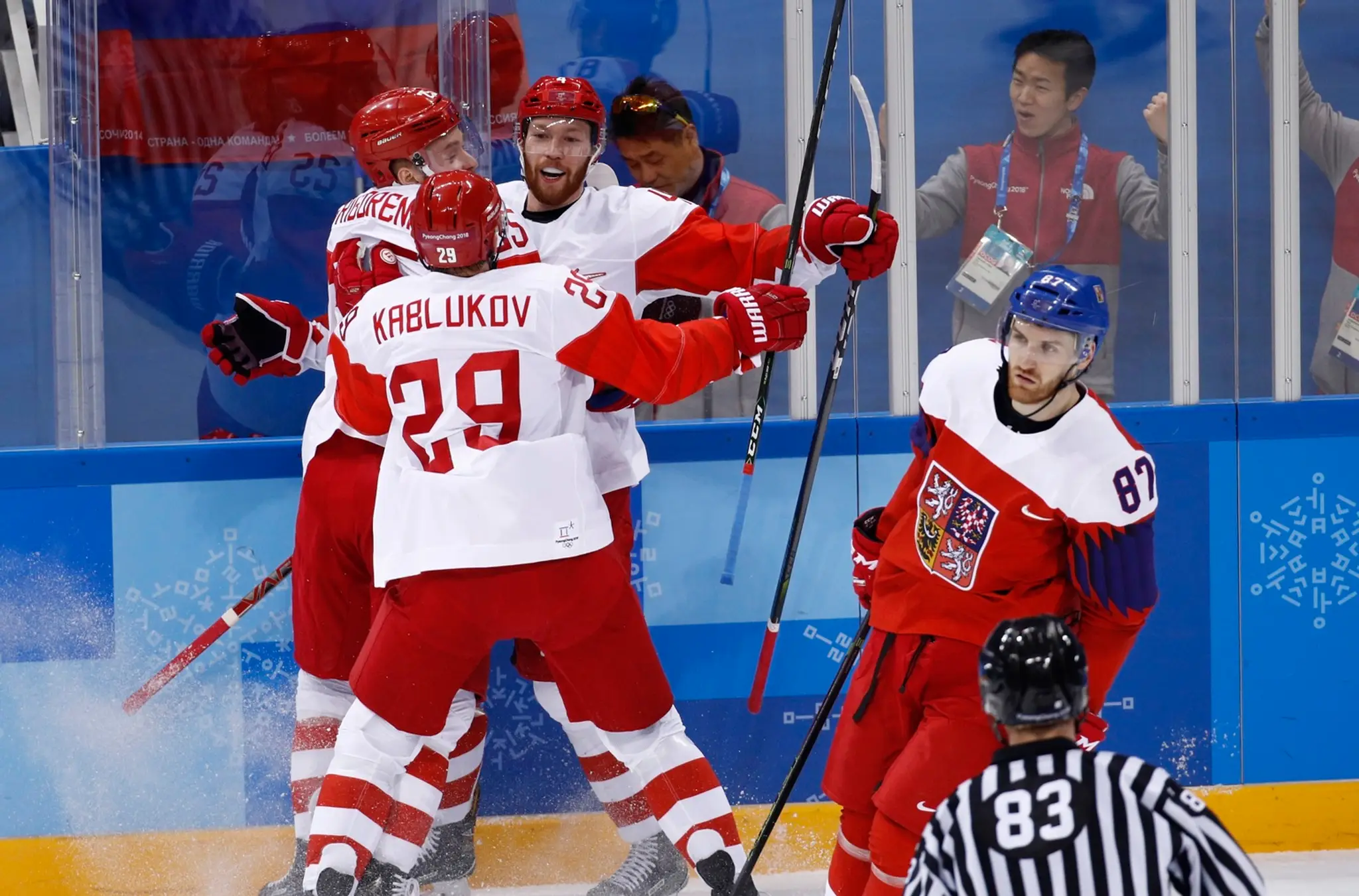 Rus Vladislav Gavrikov oslavuje so spoluhráčmi svoj gól v semifinálovom zápase Česko - OŠ z Ruska.