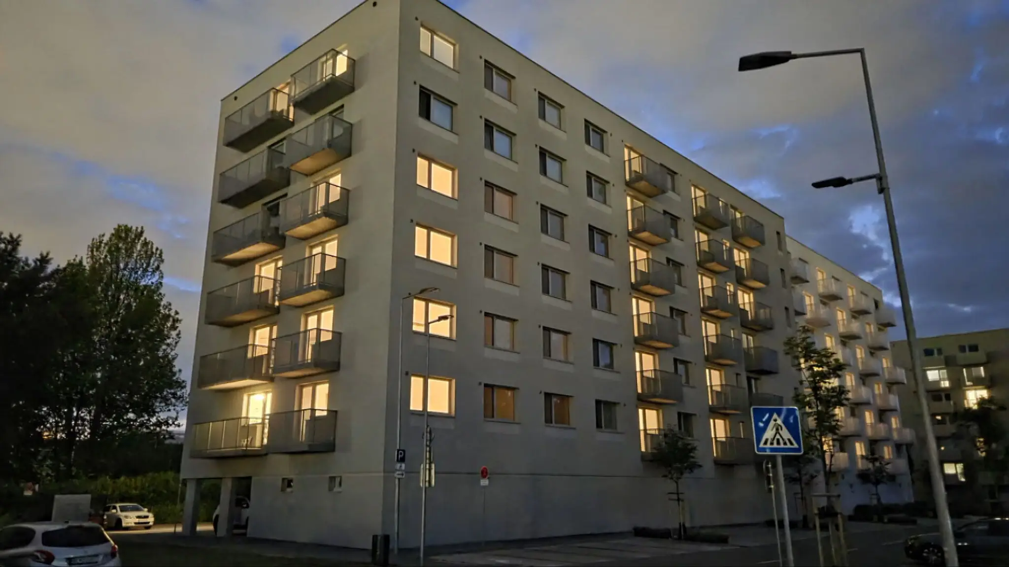 Tajomne vysvietená novostavba