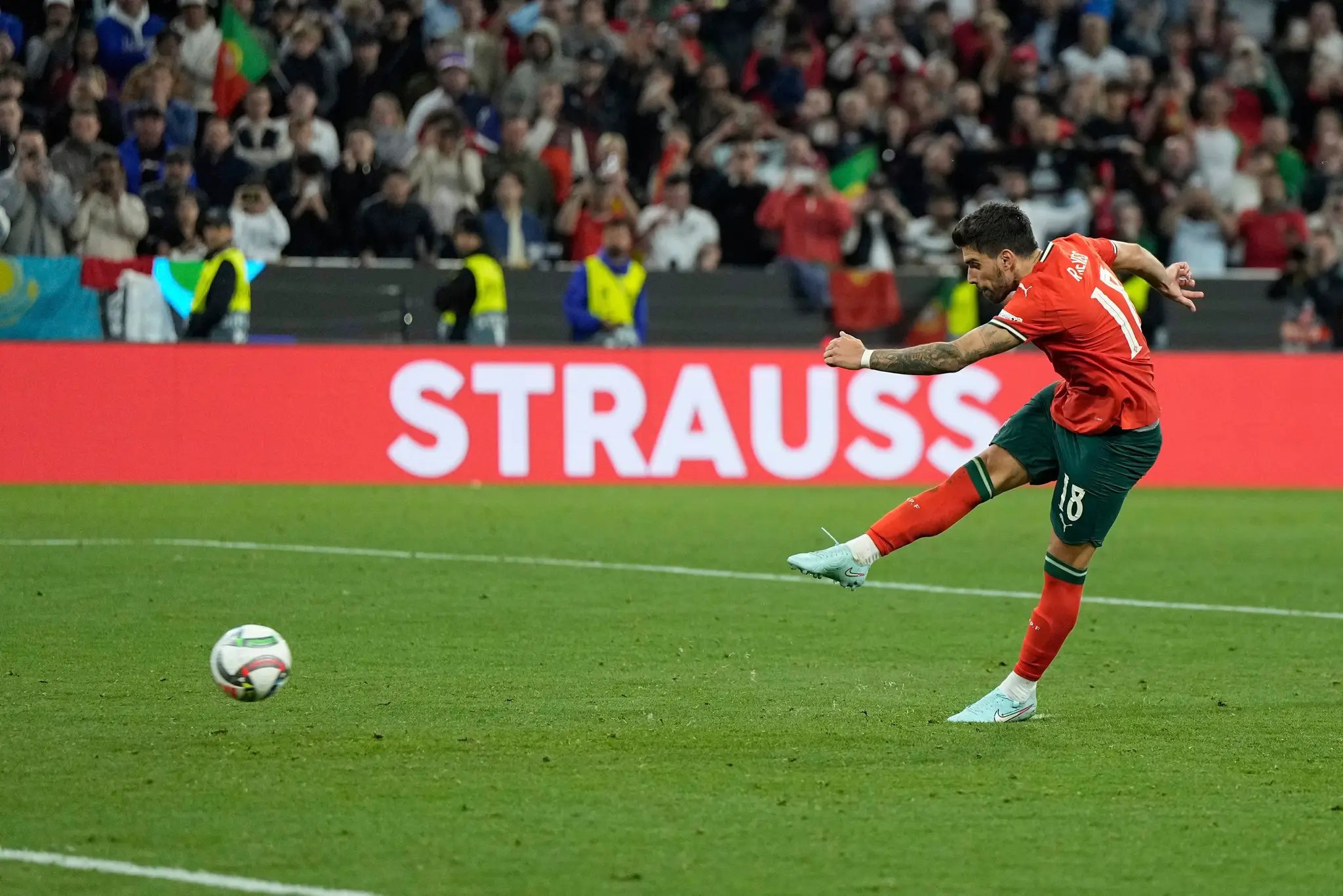 Ruben Neves premenil pokutový kop v rozstrele.