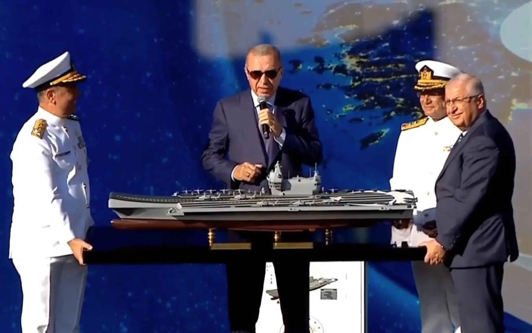 Turecký prezident Recep Tayyip Erdoğan s maketou budúcej lietadlovej lode.