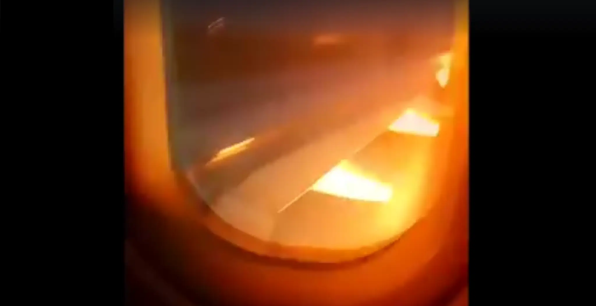 Motor airbusu v plameňoch.