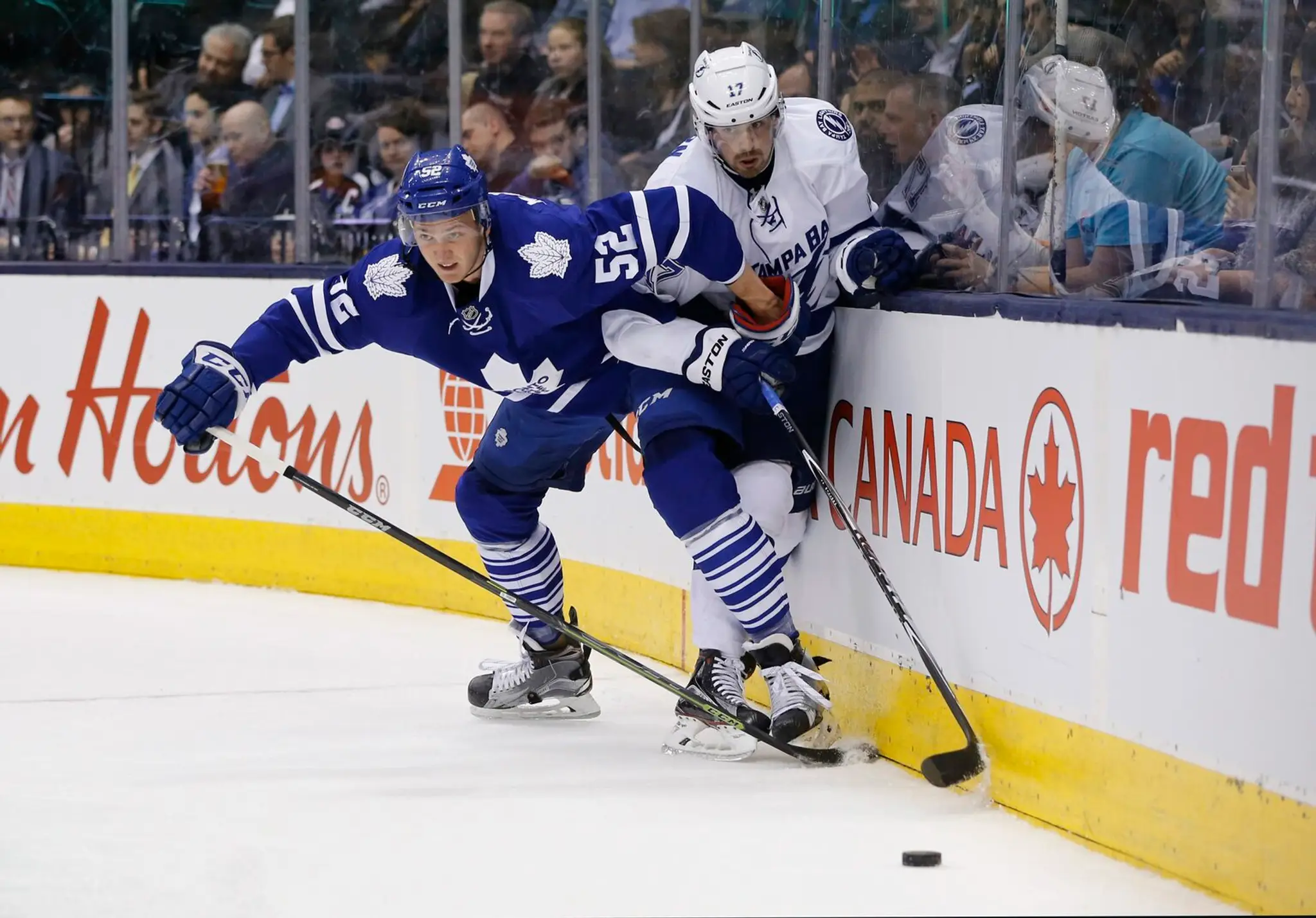 Hokejista Toronta Maple Leafs Slovák Martin Marinčin  (vľavo) a hráč Tampy Bay Lighting Alex Killorn.