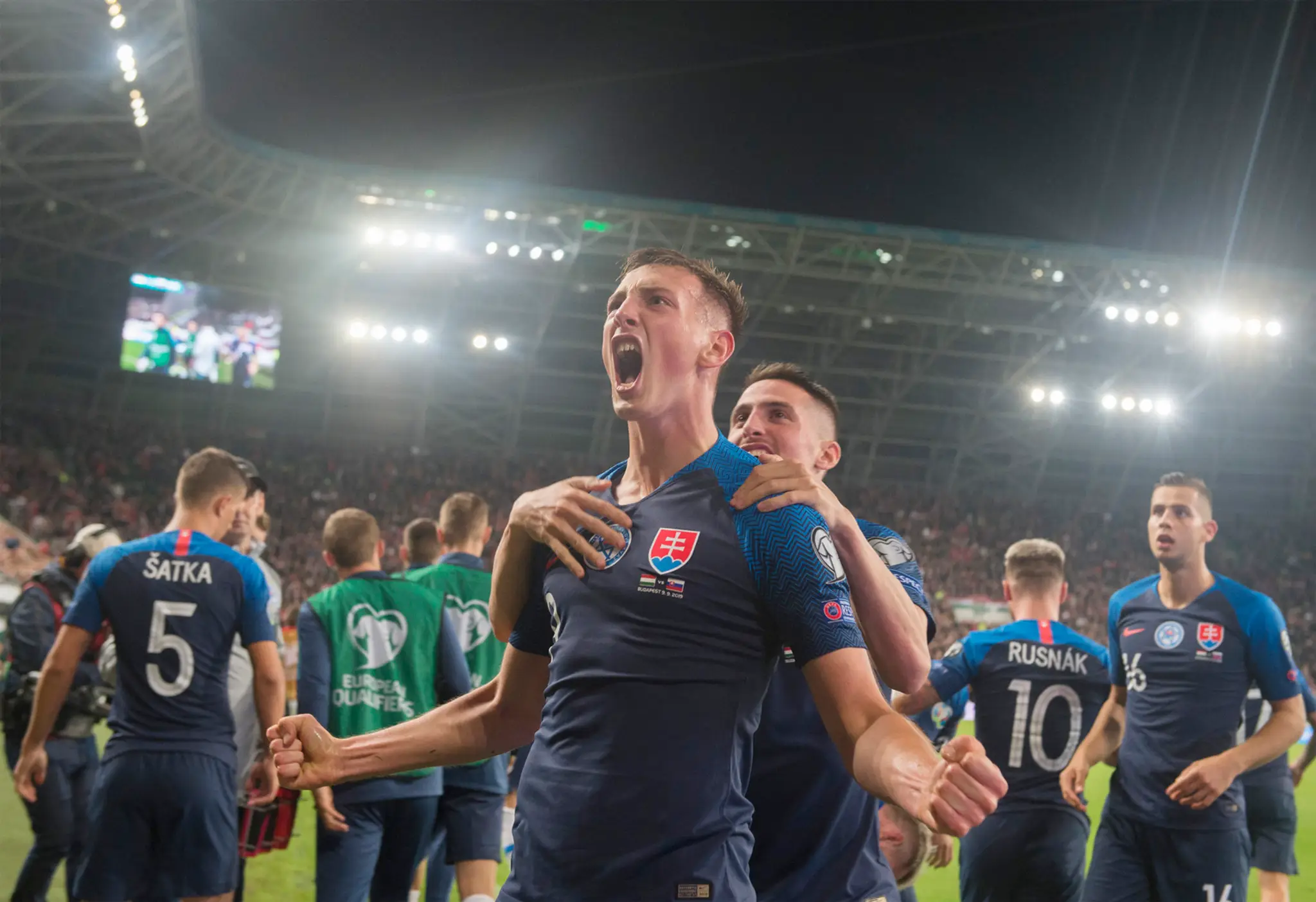 Zľava Maďar Gergo Lovrencsics bojuje o loptu s Róbertom Makom v kvalifikácii ME 2020.