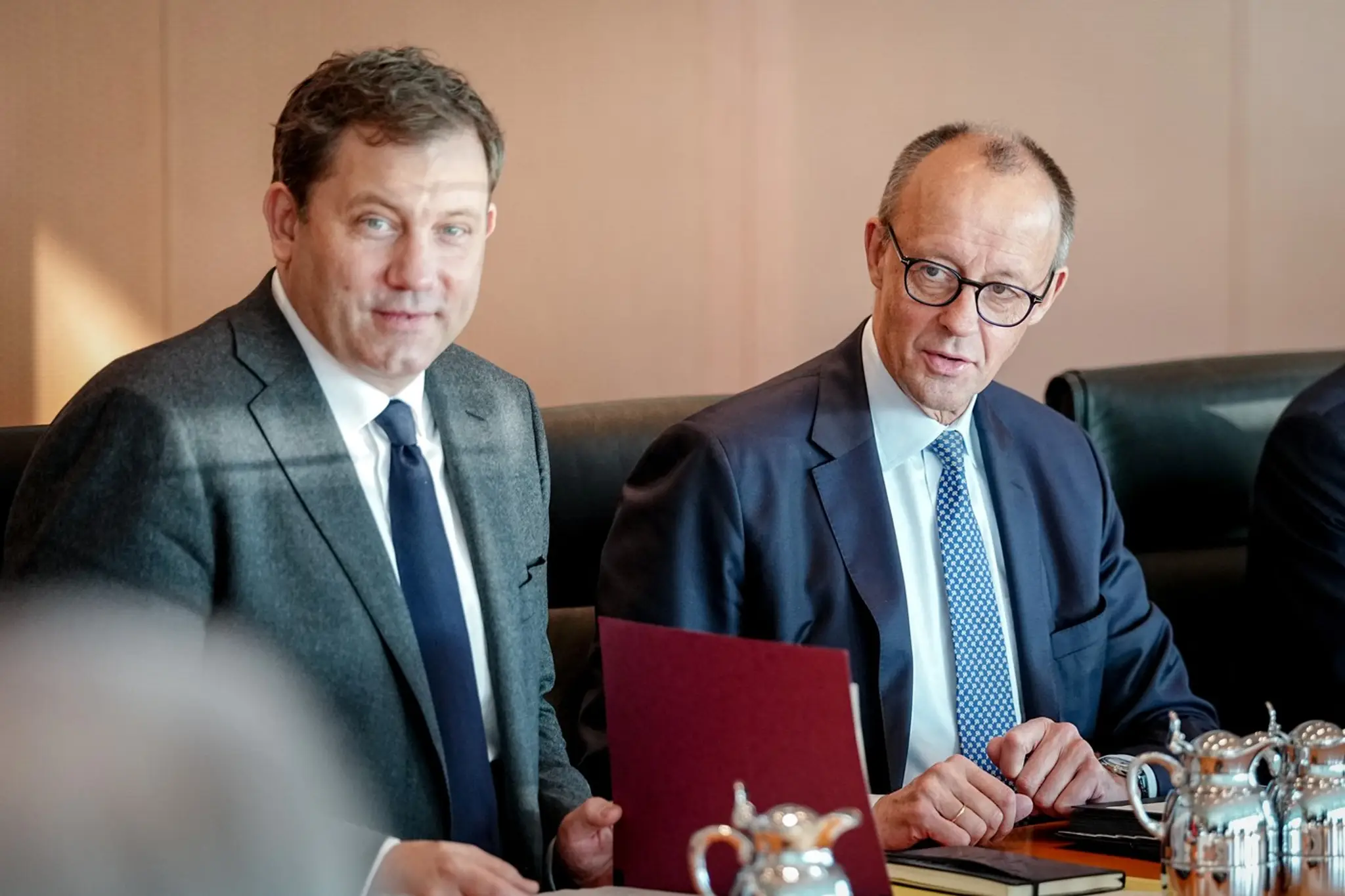 Nemecký minister financií a vicekancelár Lars Klingbeil a kancelár Friedrich Merz.