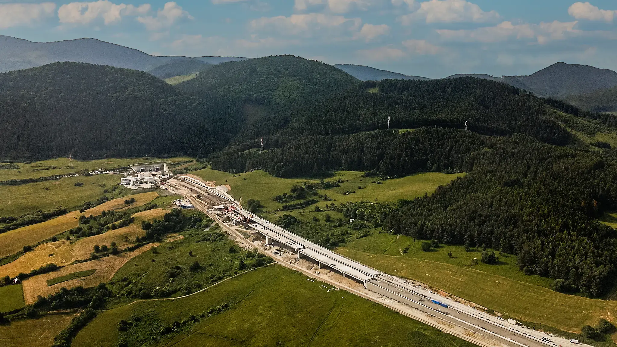 Úsek diaľnice D1 Lietavská Lúčka – Dubná Skala vrátane tunela Višňové. 