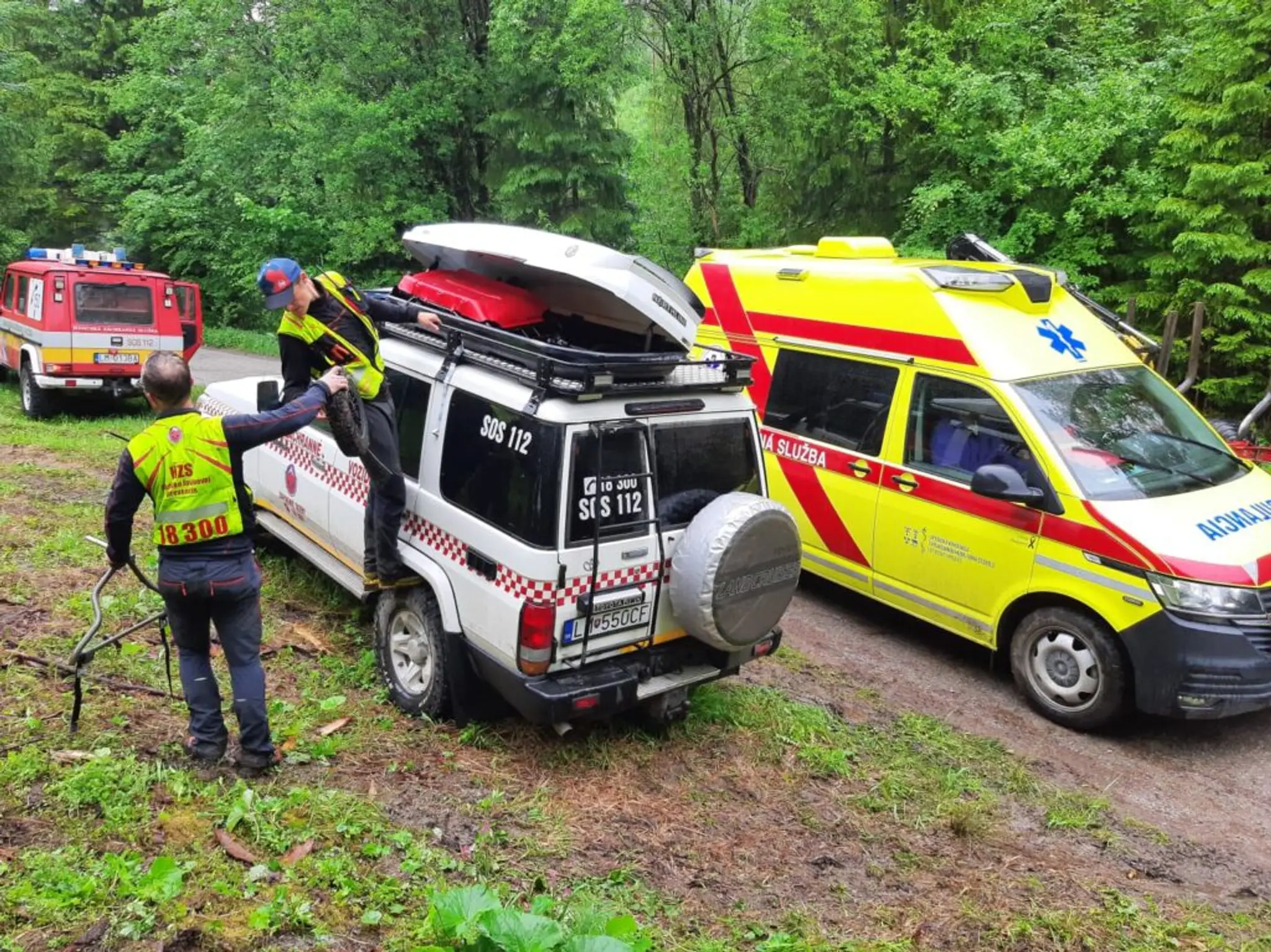 Záchrana muža v ťažko dostupnom teréne.