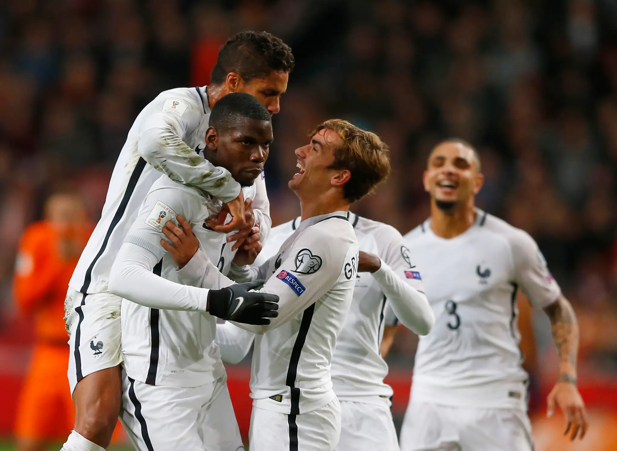 Francúzsky hráč Paul Pogba (druhý vľavo) sa raduje z gólu. 
