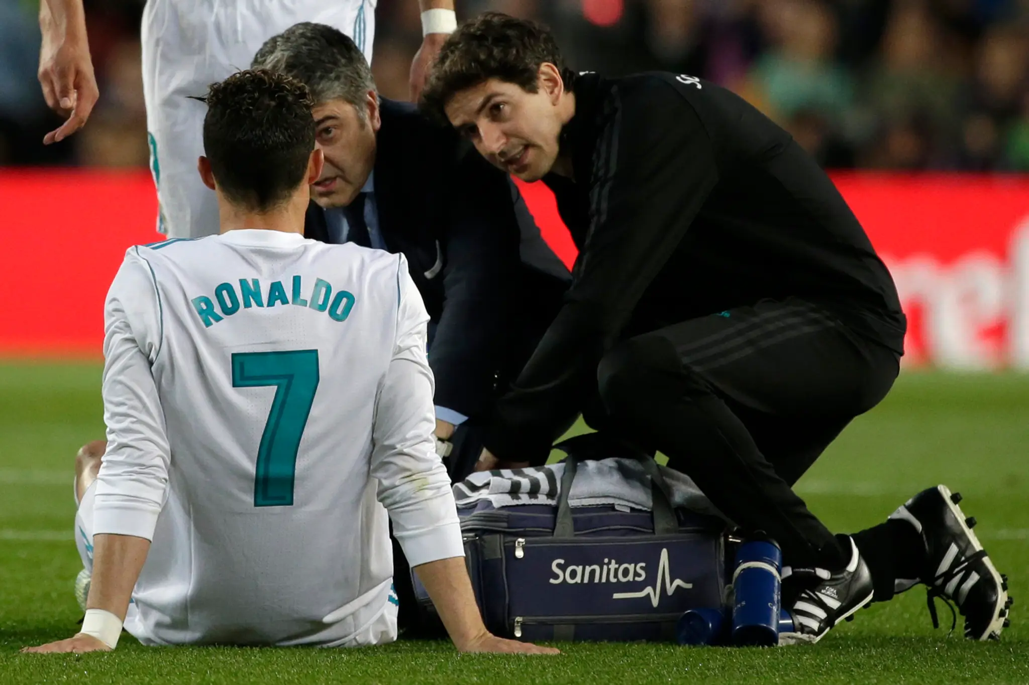 Cristiano Ronaldo v opatere tímových lekárov.