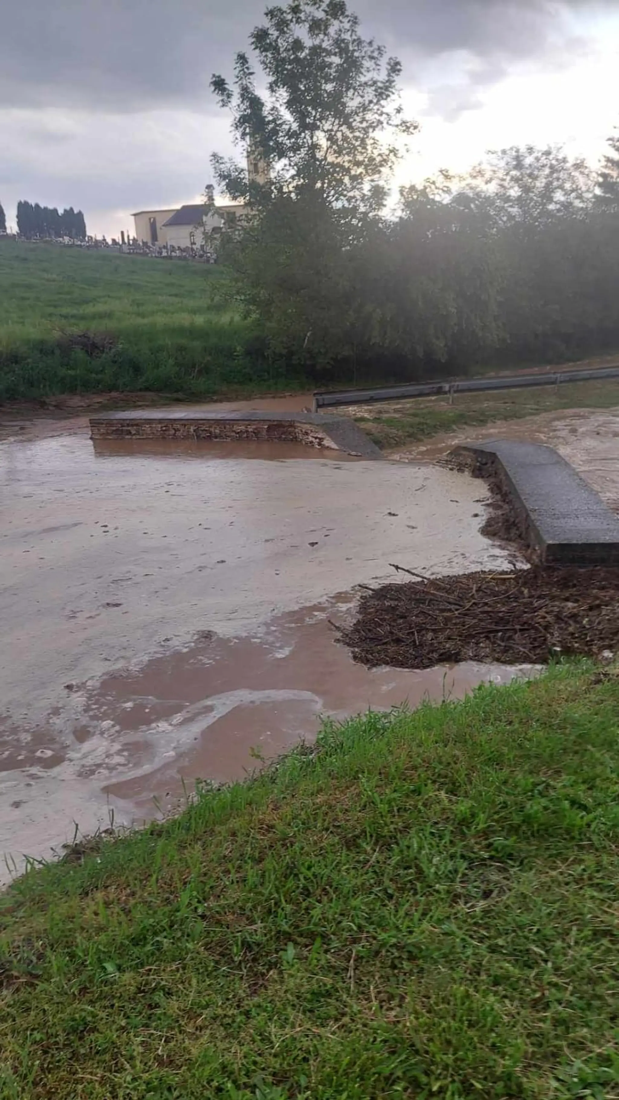 Škody po bleskových povodniach v Návojovciach.