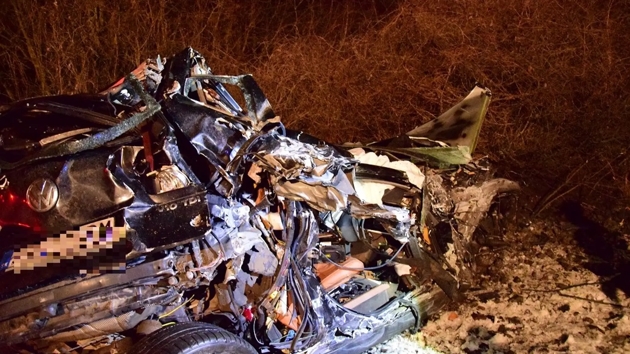 Po nehode sa auto ocitlo na koľajniciach, chvíľu na to ho prebúral vlak