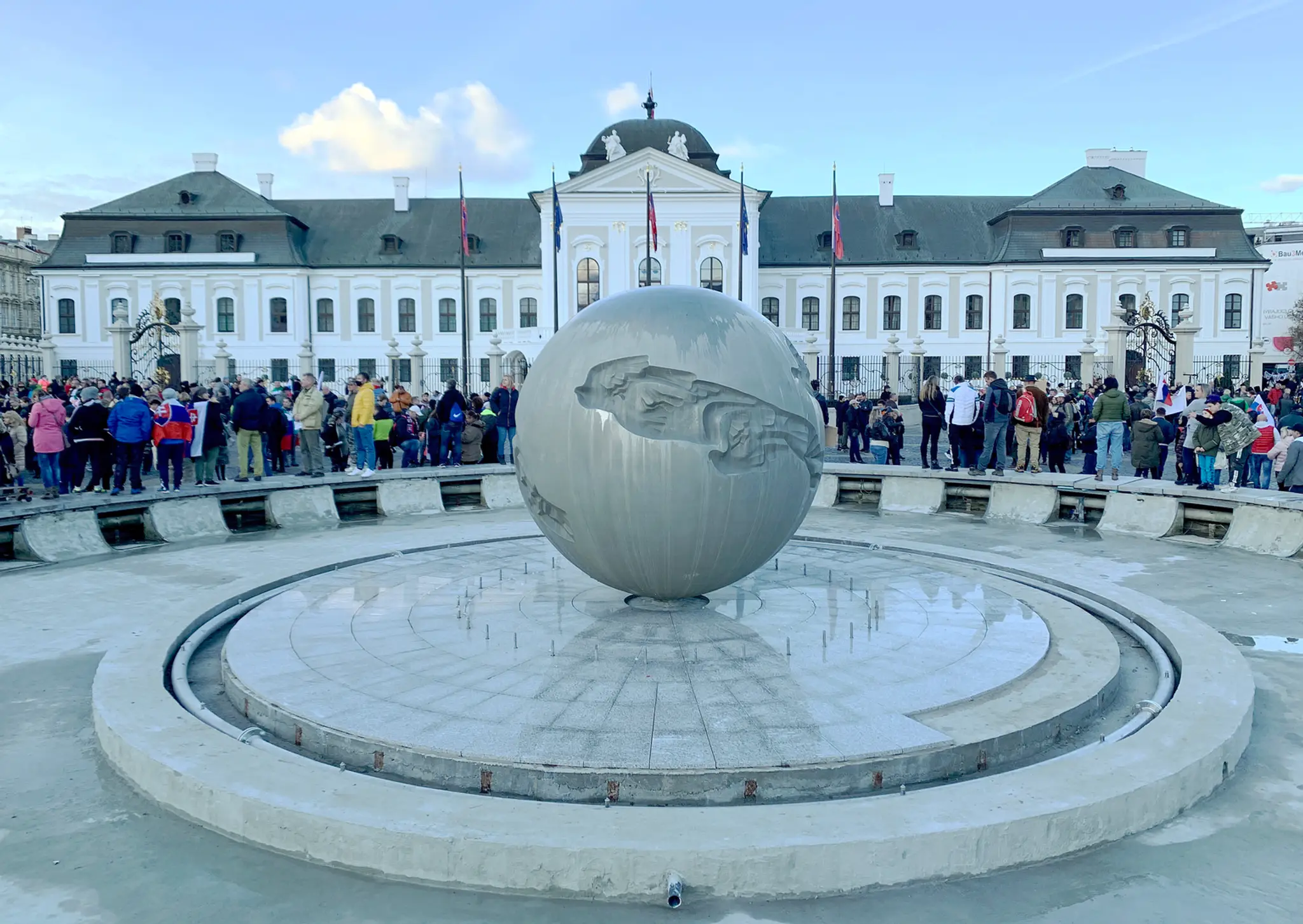 Protest pred Prezidentským palácom v Bratislave