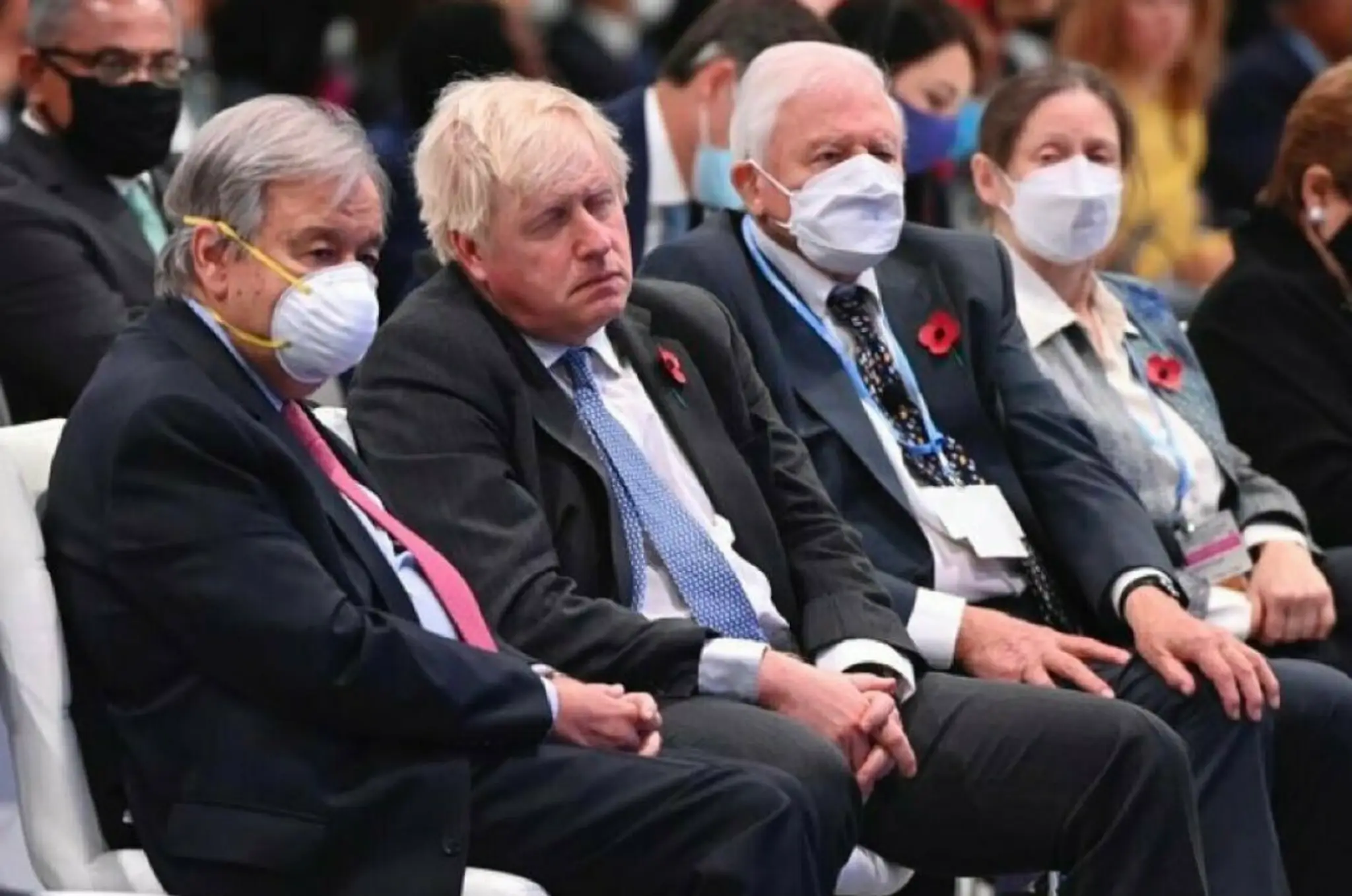 Oddychujúci britský premiér Boris Johnson na klimatickej konferencii
