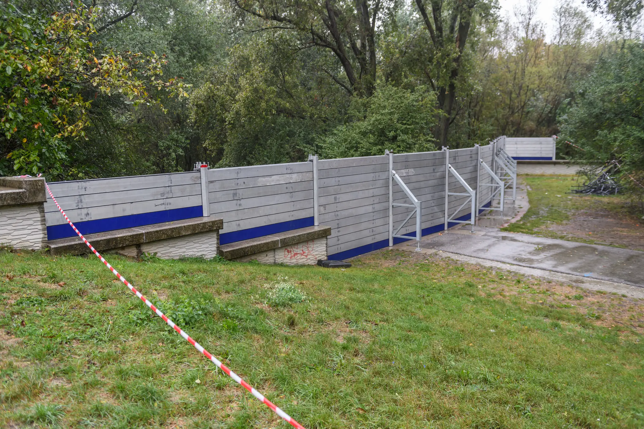 Protipovodňové bariéry pod hradom Devín v Bratislave.