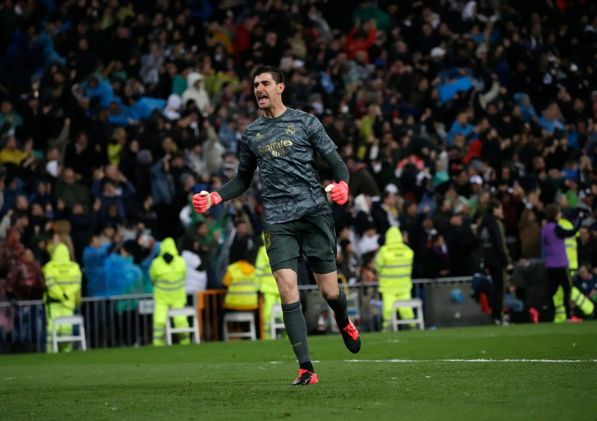 Zľava Thibaut Courtois a Sergio Ramos z Realu Madrid oslavujú triumf proti Barcelone.