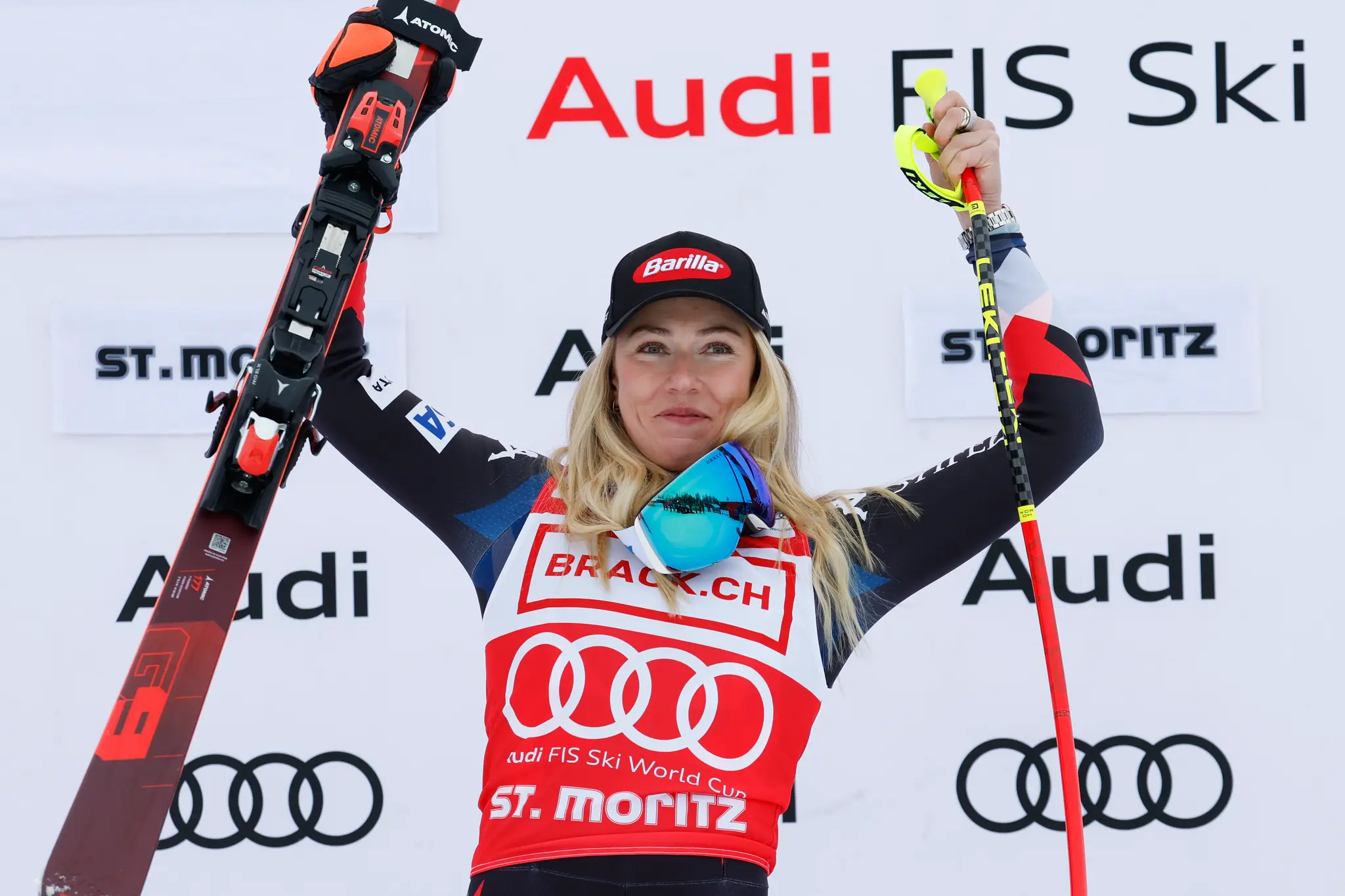 Americká lyžiarka Mikaela Shiffrinová pózuje na pódiu po triumfe v zjazde Svetového pohára vo švajčiarskom St. Moritzi.