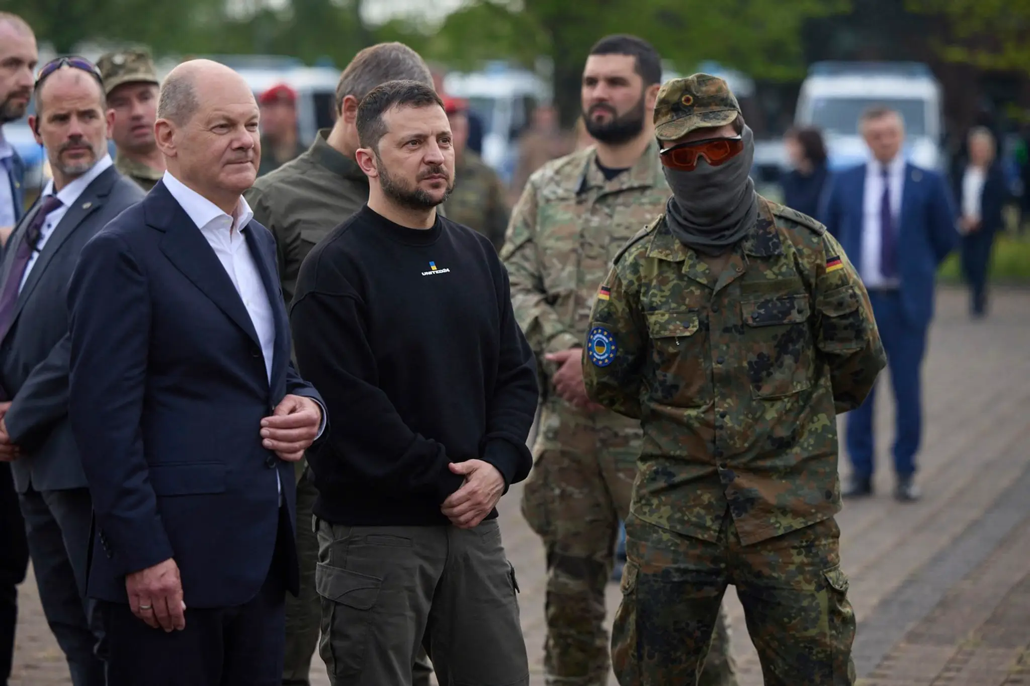 Kancelár Olaf Scholz s prezidentom Volodymyrom Zelenskyjom a vojakmi Bundeswehru.