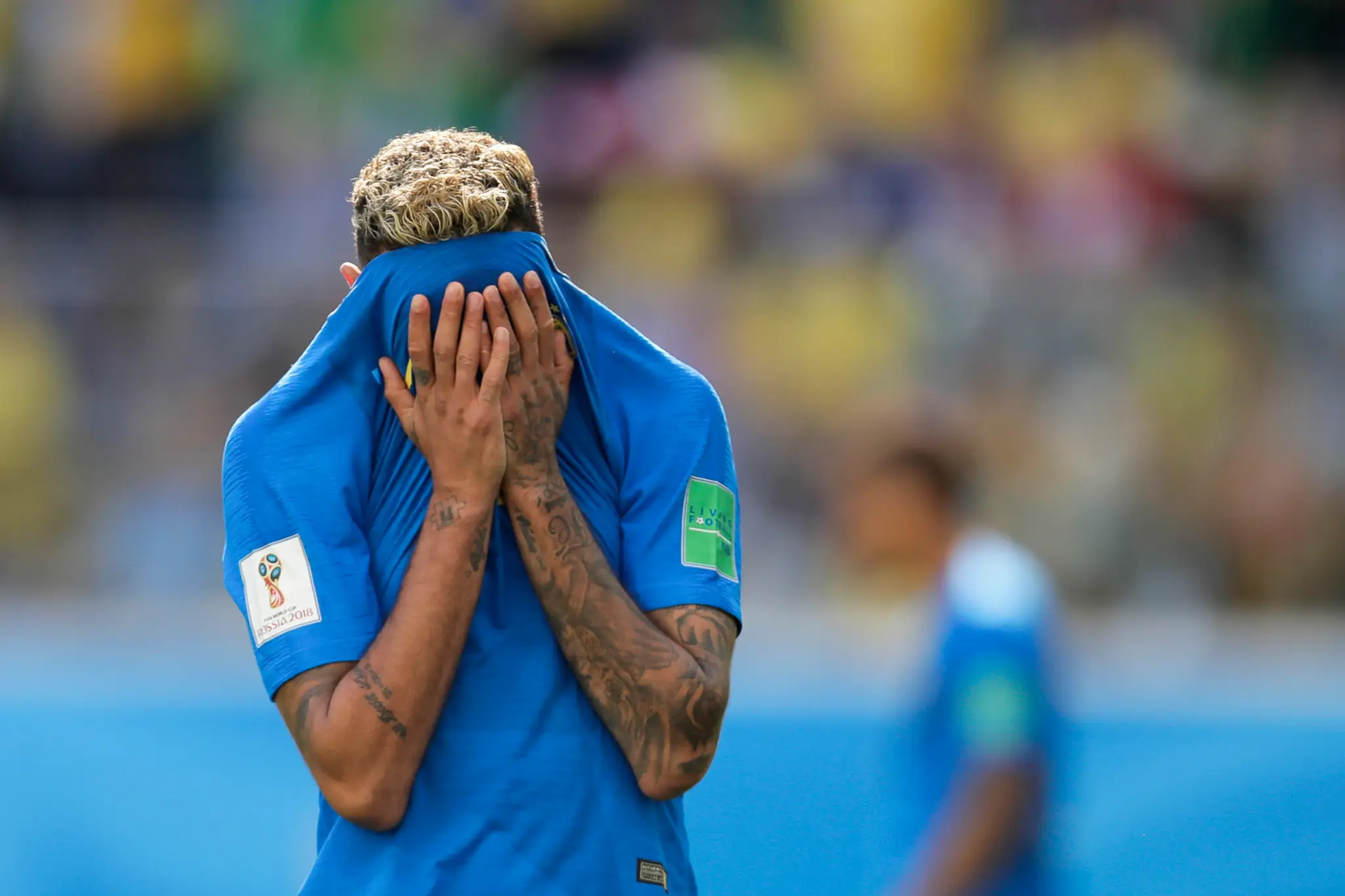 Brazílska hviezda Neymar sa chytá za hlavu v stretnutí MS 2018 proti Kostarike.