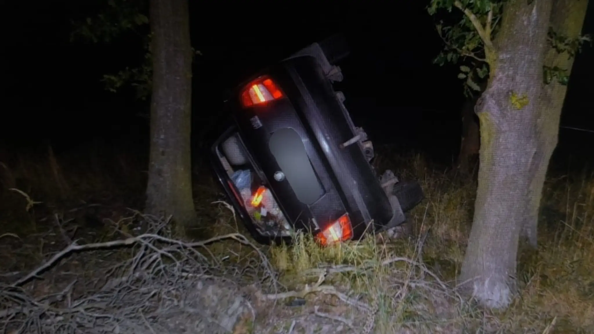 Auto po prevrátení sa na bok.