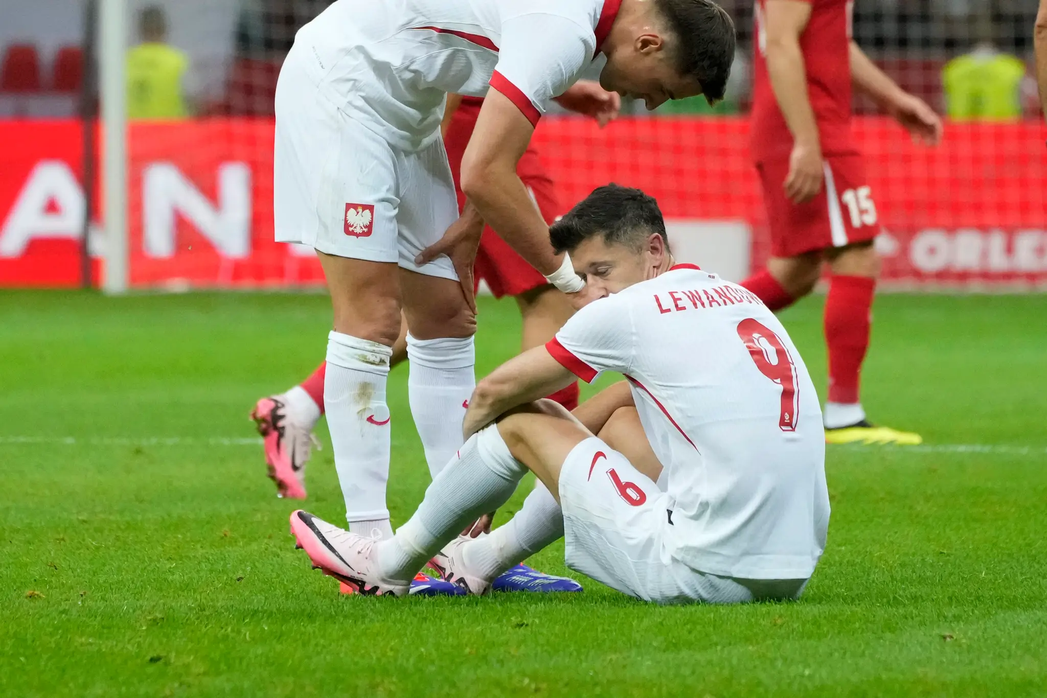 Poľskýútočník Robert Lewandowski nedohral zápas proti Turecku.