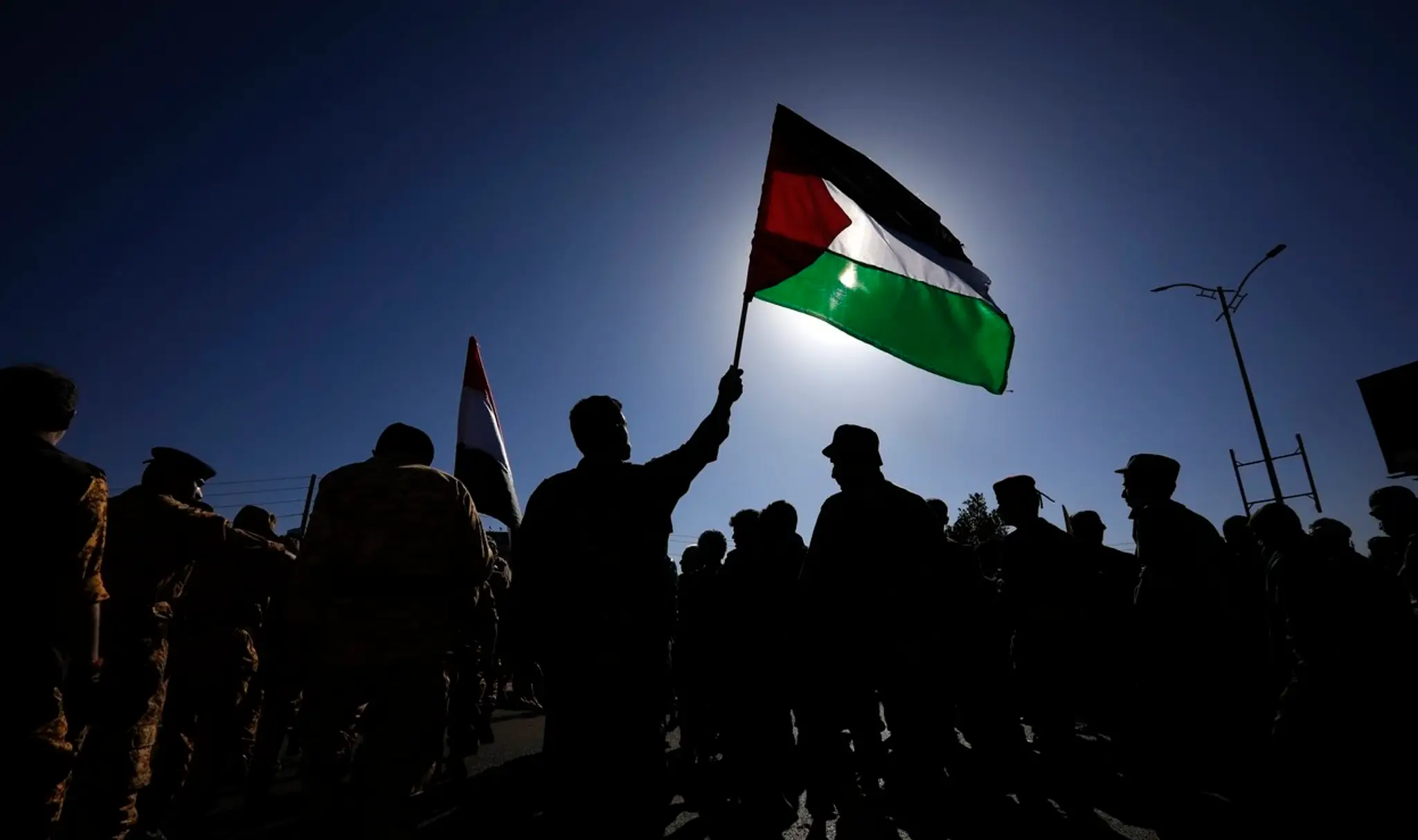 Jemenskí povstalci húsíovia s palestínskou vlajkou.