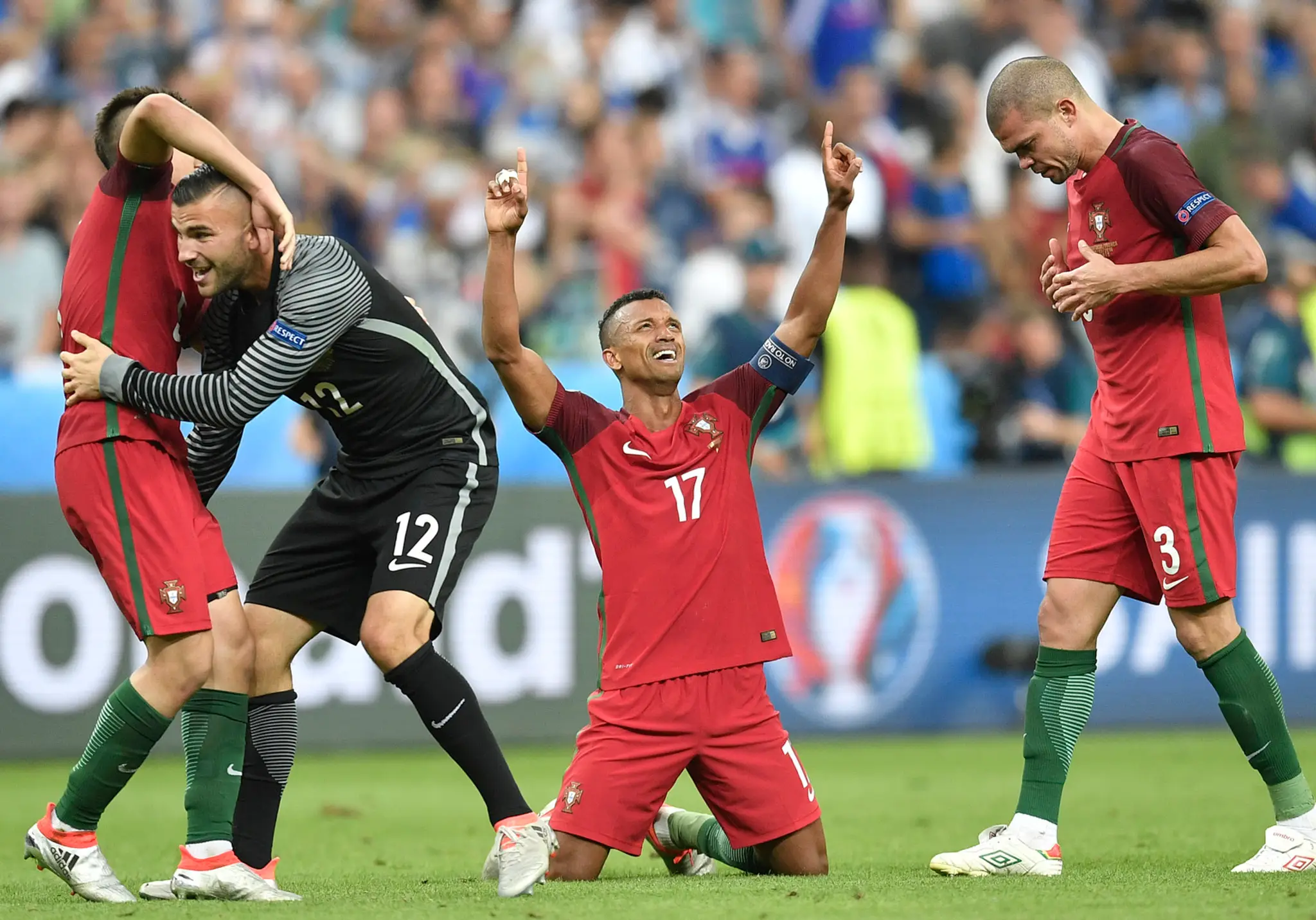 Portugalskí hráči jasajú po triumfe vo finále ME.