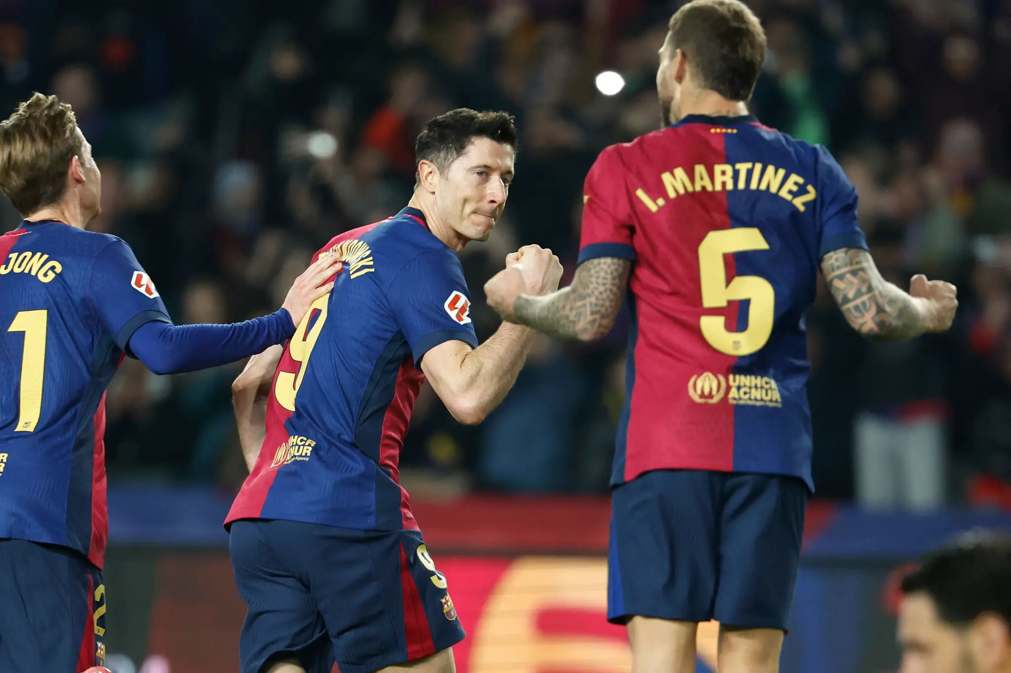 Hráč Barcelony Robert Lewandowski (uprostred) oslavuje