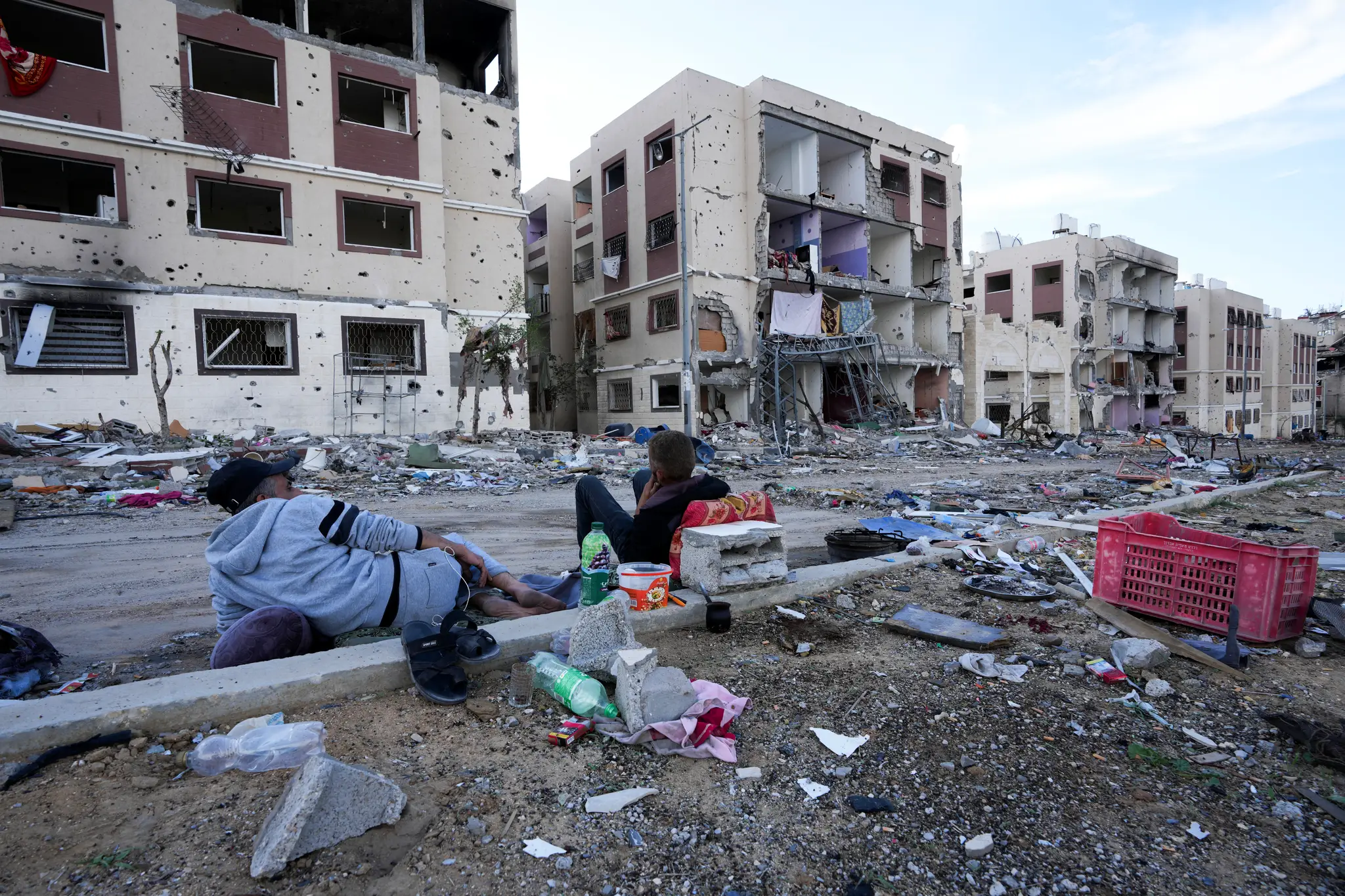 Palestínčania navštevujú svoje domy zničené po izraelskom bombardovaní na juhovýchode Gazy.