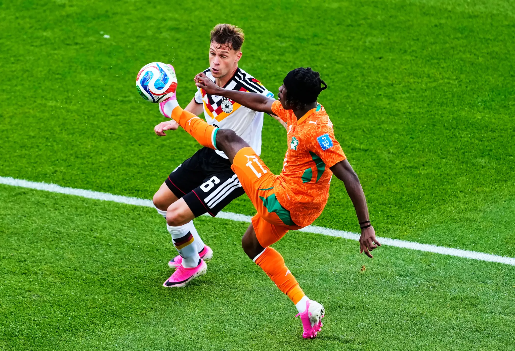 Futbalista Yan Diomande.