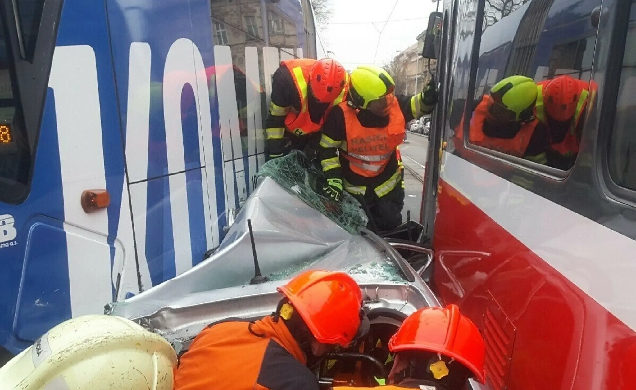 Osobné auto sa zakliesnilo medzi dve električky.