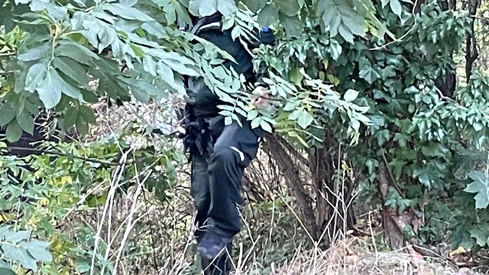 Polícia zaistila miesto, na ktorom našli telo strelca.