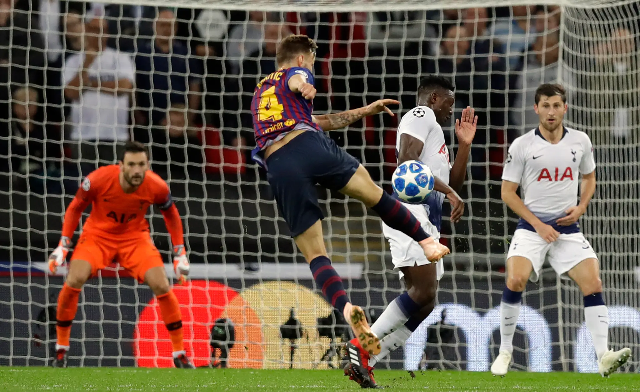 Ivan Rakitič z Barcelony strieľa gól do siete Tottenhamu v zápase LM.