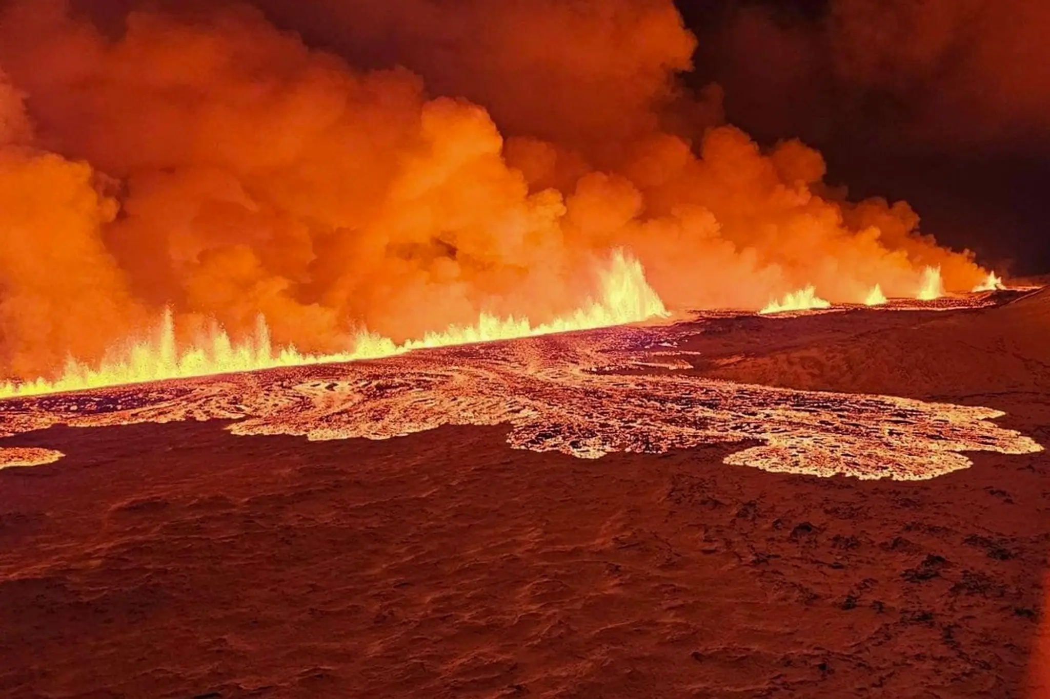 Láva tečie po erupcii sopky, ku ktorej došlo na polostrove Reykjanes na juhozápade Islandu.