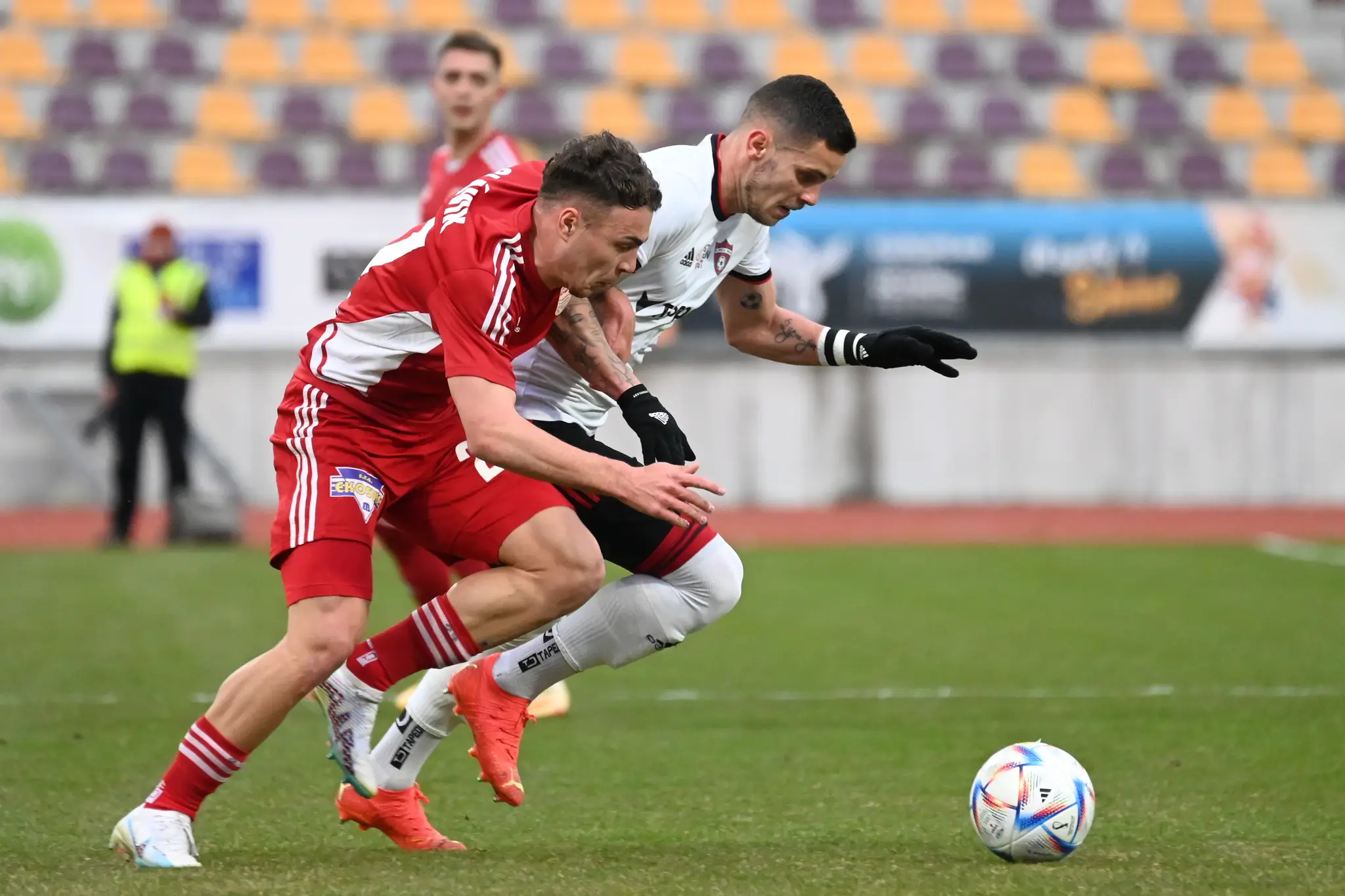 Kristián Koštrna a hráč Dukly Adrián Slávik.