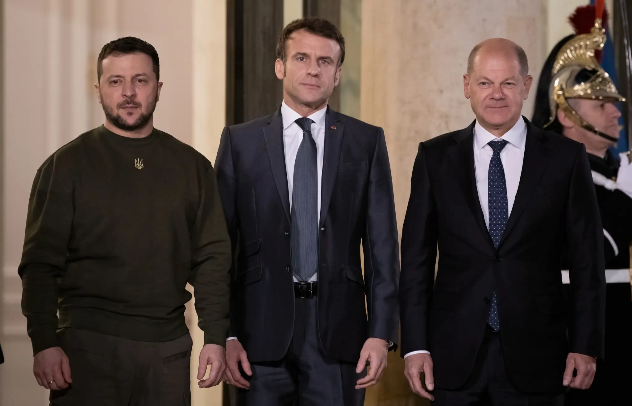 Ukrajinský prezident Volodymyr Zelenskyj, francúzsky prezident Emmanuel Macron a nemecký kancelár Olaf Scholz.