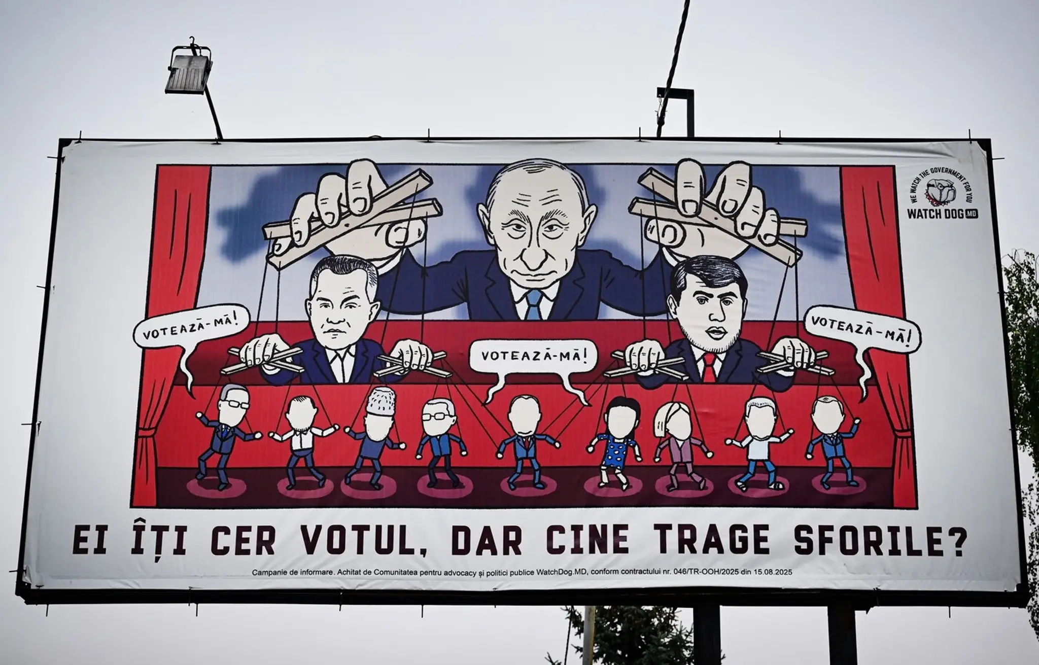 Fotografia zobrazuje karikatúru na billboarde, na ktorej je ruský prezident Vladimir Putin, ako ťahá za laná proruských politikov Ilana Šora (vpravo) a Vladimira Plahotniuca. 