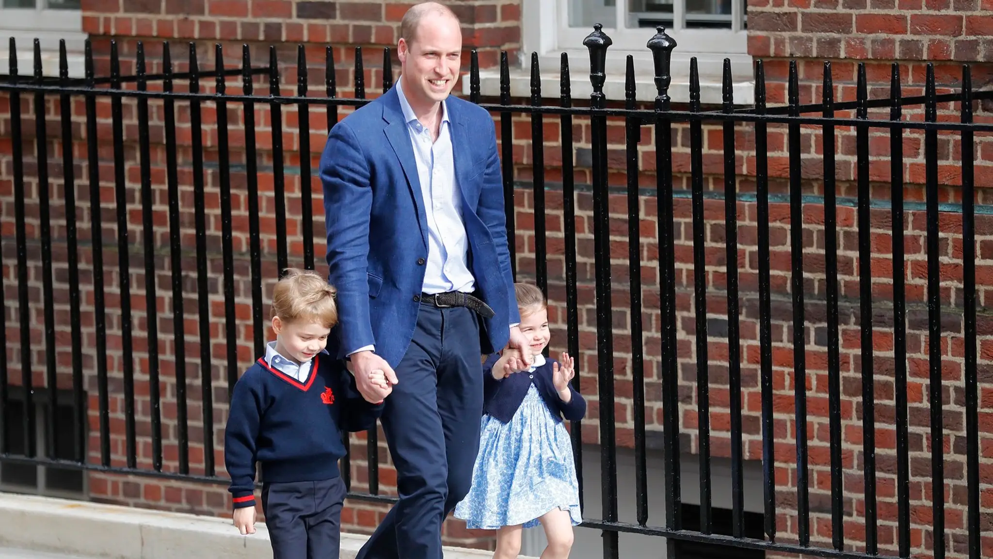 Princezná Charlotte a princ George tako prišli pozrieť bračeka do nemocnice.