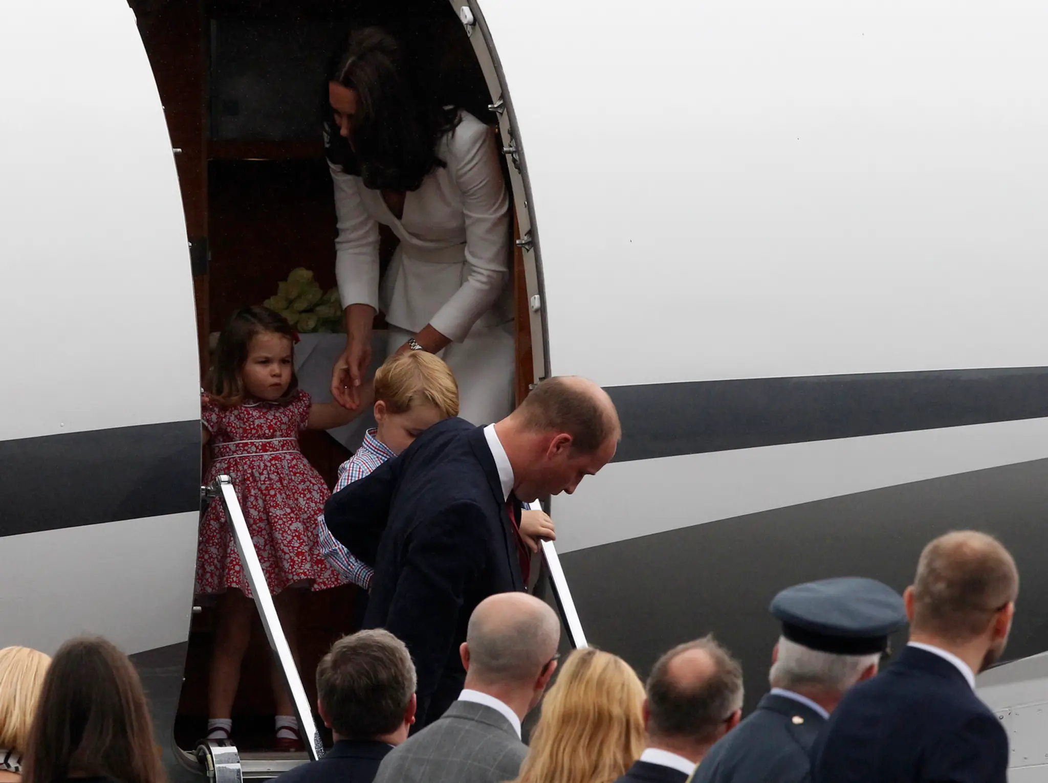 Kate a William sú už v Poľsku. Prišli aj s deťmi