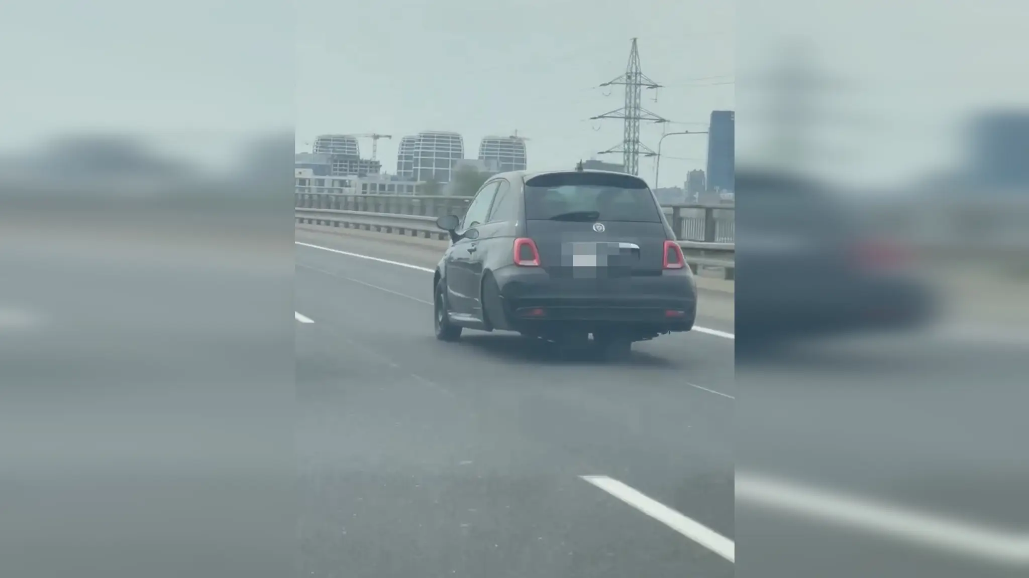 Špeciálne upravené auto zachytili na bratislavskom obchvate.
