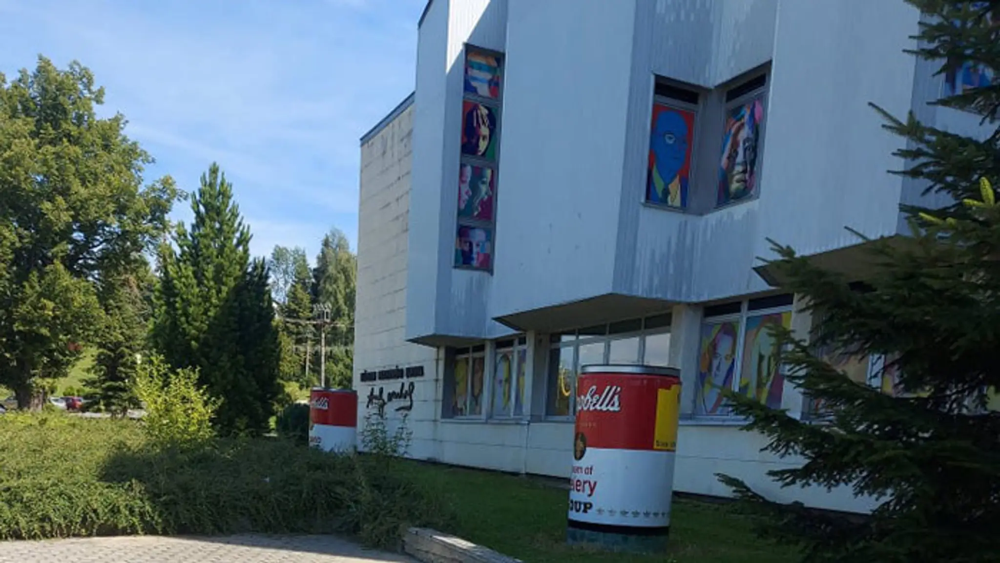 Múzeum moderného umenia Andyho Warhola v Medzilaborciach.