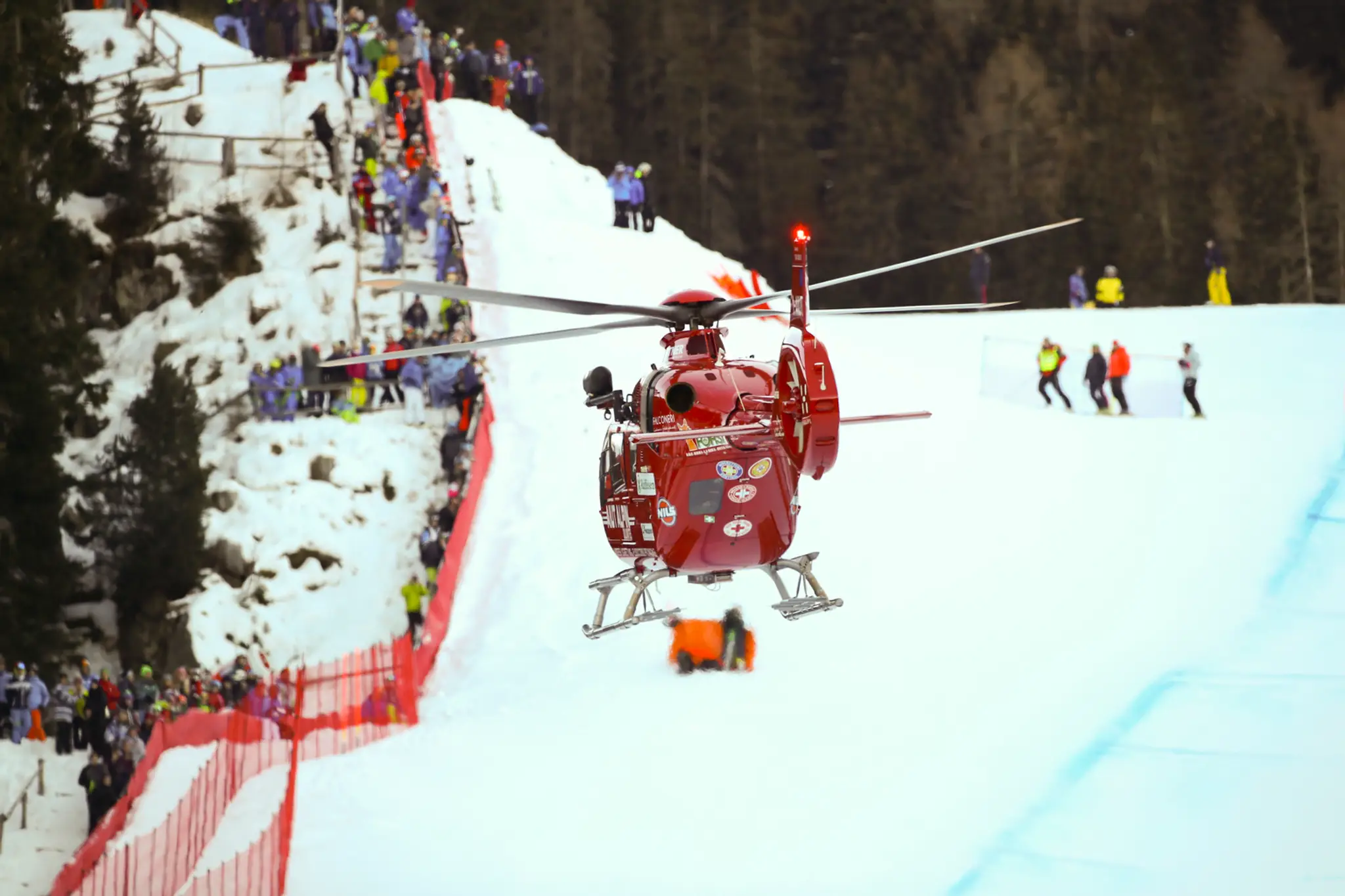 Vrtuľník odváža alpského lyžiara Marca Gisina po páde v zjazde vo Val Gardene.