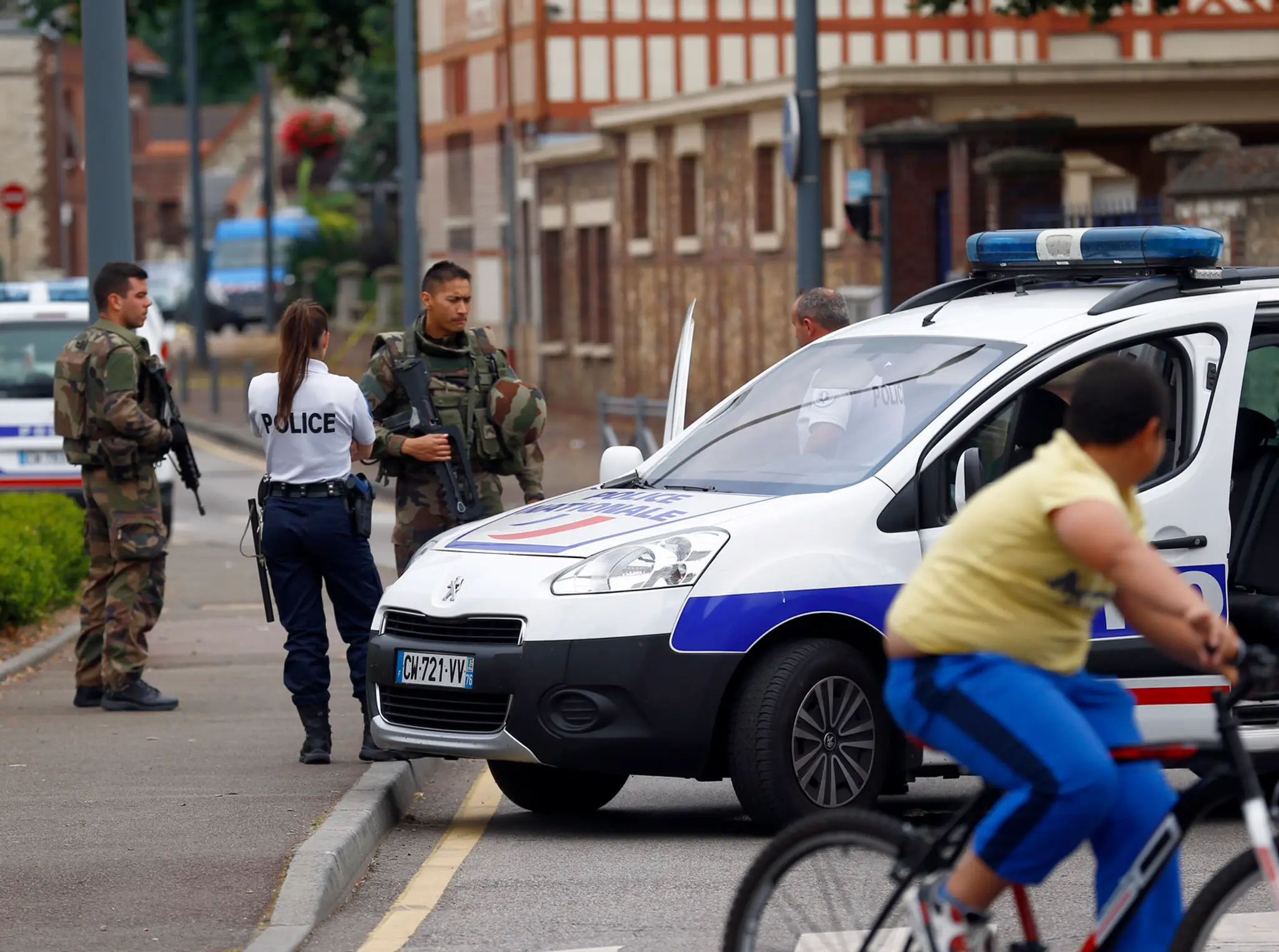 Francúzski vojaci a policajti.